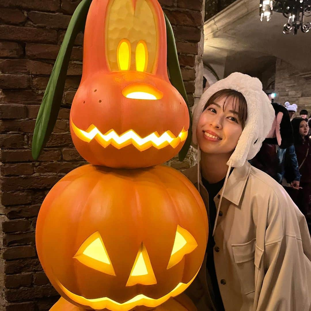 しよりさんのインスタグラム写真 - (しよりInstagram)「🎃🎃🎃  ディズニーのハロウィン行くの、 子どもの時の夢だった👻  小さい時はホラー大好きで キャスパー、ゴーストバスターズ、アダムスファミリーとかホーンテッドマンションが好きでよく観てたなぁ👻 いまでもワクワクする🧟  最後の写真は思わずスーパーで撮ったかぼちゃ🎃 . .  #ディズニーシー #ディズニーコーデ #ディズニーハロウィン #tokyodisneysea #halloween🎃👻」11月1日 19時07分 - shiyooori