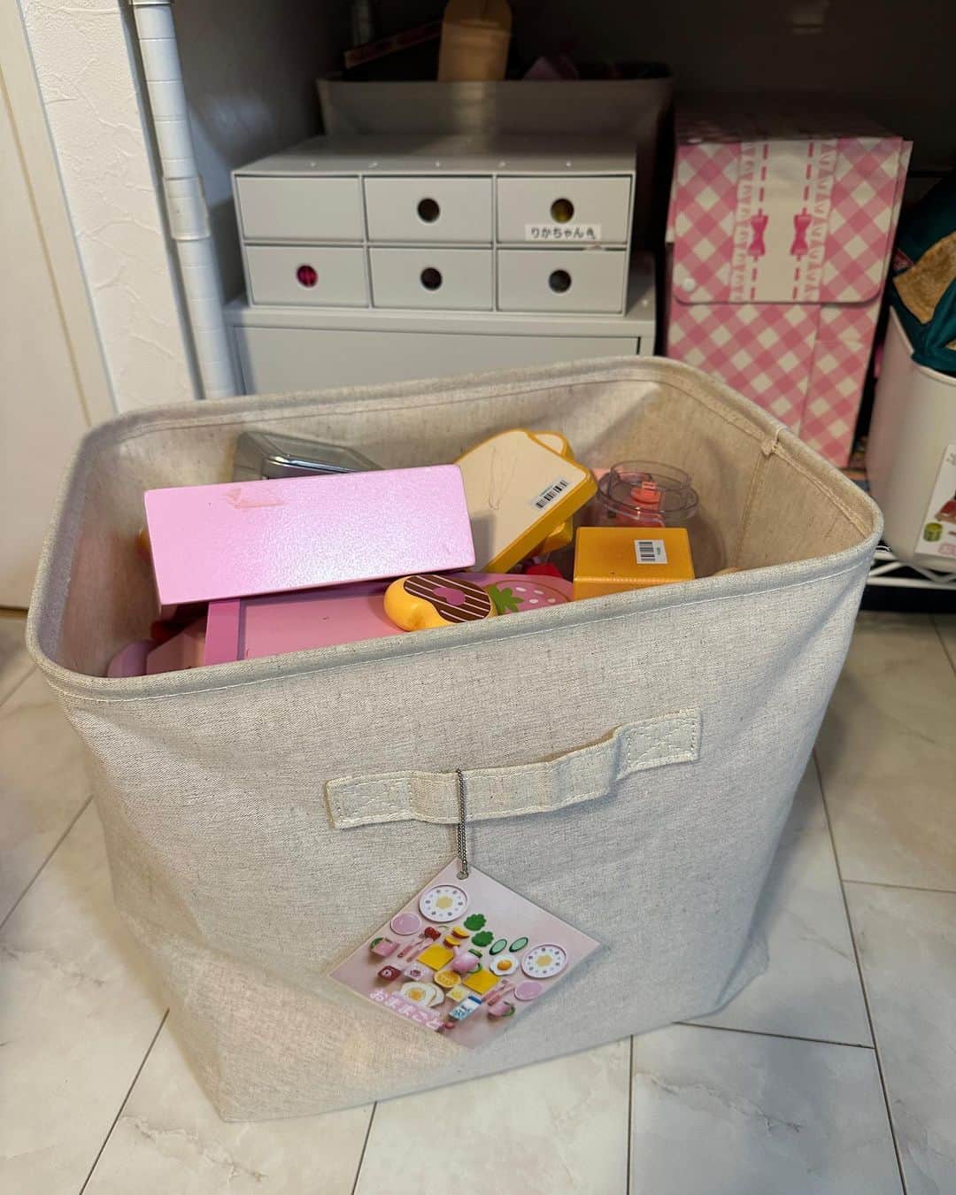 山田千尋さんのインスタグラム写真 - (山田千尋Instagram)「.子供部屋収納👧♡  DMで子供部屋の収納について質問もらったので、載せますね🙋  ケースは全て無印で買ってます！  おもちゃも全部見えないようにすると 子供が何がどこにあるか分からなくなってしまうので、 ある程度出しつつ、細かいものだけケースに入れて もらう様にしてます😊  細かく仕分けしすぎるとめんどくさいので カテゴリに分けてあとは適当に突っ込んでもらうスタイルで😂😂 片付けもその方が楽なので😂  最近は工作も好きなので、 文房具ラックも仲間入り🥰  掃除したタイミングなので今は割と 綺麗ですが、もちろん普段はもっと 部屋全体まんべんなく荒れてます🩷  あ、ラックはこの区画にピッタリ入る様にネットでオーダーで 頼みました✨  #子供部屋#子供部屋収納  #子供部屋インテリア#収納 #おもちゃ収納#おもちゃ棚  #おもちゃ箱#kidsroom」11月1日 19時07分 - chihiro_511