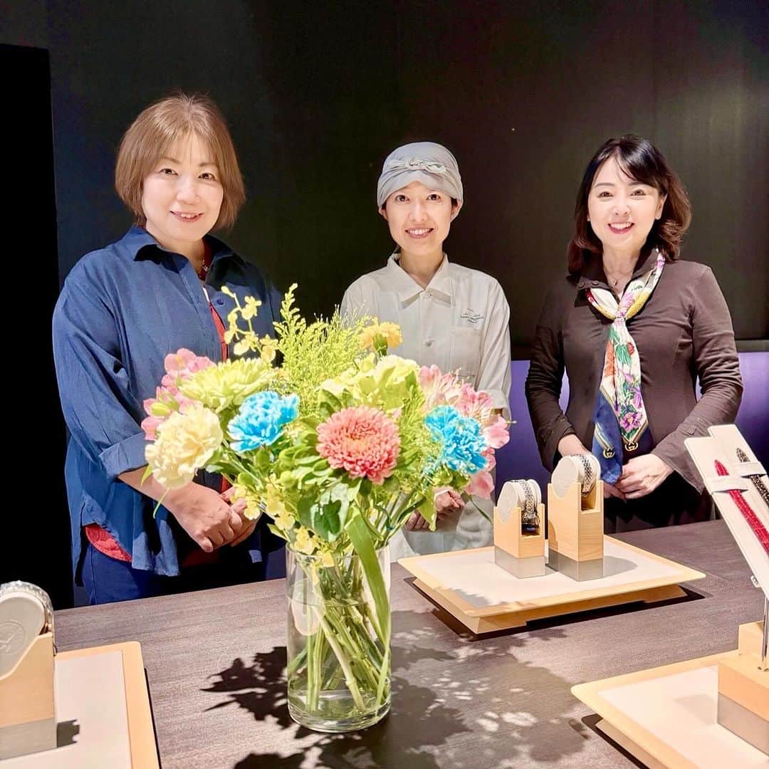 牛窪万里子さんのインスタグラム写真 - (牛窪万里子Instagram)「友人に誘われて「Grand Seiko 果実と花の和菓子屋 とき」に伺ってきました。  『果実と花』をメインテーマにしたラグジュアリーな世界観。 メイン会場とは別の特別な空間でシェフパティシエール 岩柳麻子さんが創作する『無花果のパルフェジャポネ ア アンポルテ』を頂きました。  刻々と移り変わる秋の夕暮れを映すイメージを演出したパルフェ。山椒や柚子、山葡萄に花香焙茶の和の香りに包まれた無花果をたっぷりと味わえるデザートでした。  お土産に買った『金木犀と烏龍茶の琥珀羹』は秋の真夜中、高く光る月に照らされて咲き誇る金木犀を表現しているそう。  和菓子もストーリーを感じながら味わうと、その時間は心が洗われるようで特別な時間に変わりますね。 誘ってくれた友人に感謝です。  #グランセイコー #時計 #果実と花の和菓子屋とき #岩柳麻子  #grandseiko @grandseikojapan  @grandseikoofficial」11月1日 19時08分 - mariko_ushikubo