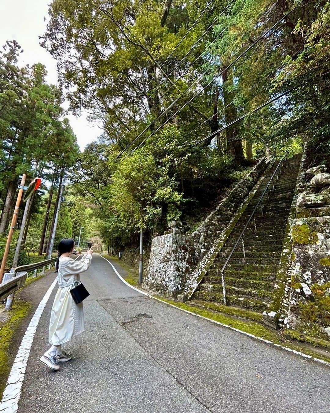 石垣優さんのインスタグラム写真 - (石垣優Instagram)「. あったかくて、可愛いくて、ステージで映える衣装… っとザックリオーダーで笑 こんなに素敵なお洋服を準備してくださった いつもお世話になっている #世良啓 さん @keisera  ありがとうございました🥹💓 （写真を撮った時は外だったので 衣装の靴を汚さないように自前履いてます🙏🏻）  実は2枚目の写真のワンピースは、 フィッティングで「これ欲しい」と啓さんにお願いして 購入しました☺️ありがとうございます🙏🏻  #HumanoiseProject　#八面神社 の動画も… LIVE前日下見をしたのですが、神秘的な空気が流れてて 終始ずっと感動でした。音も聞いてみてください 車の音がしない空間。東京に住んでいるとそれすら貴重  ２日間お世話になった「#花瀬庵」の皆さんも ありがとうございました🥹💓  徳島では美味しいものばっかり食べまくって たぶん3ヶ月分くらいの 美味しいを言ったような気がする。 心だけじゃなく、お腹も幸せいっぱいでした🥹🙇🏻‍♀️  学校公演の写真と、初めてこんなに間近で見た 鳴門海峡の鳴門の動画も♡  最後は、徳島に着いた時の　見よう見まね阿波踊り 帰る時には少しマシになった　見よう見まね阿波踊り」11月1日 19時09分 - yanawaraba_ishigakiyu