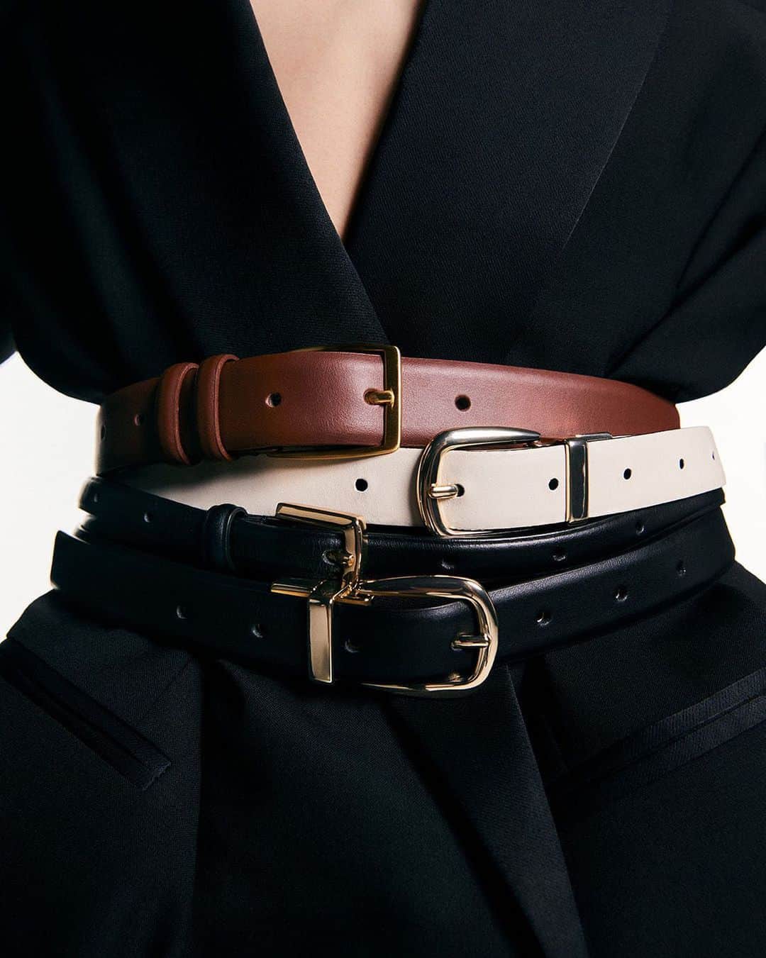 コスのインスタグラム：「THE GIFT GUIDE​ Unwrap luxury.​  #COSgifts」