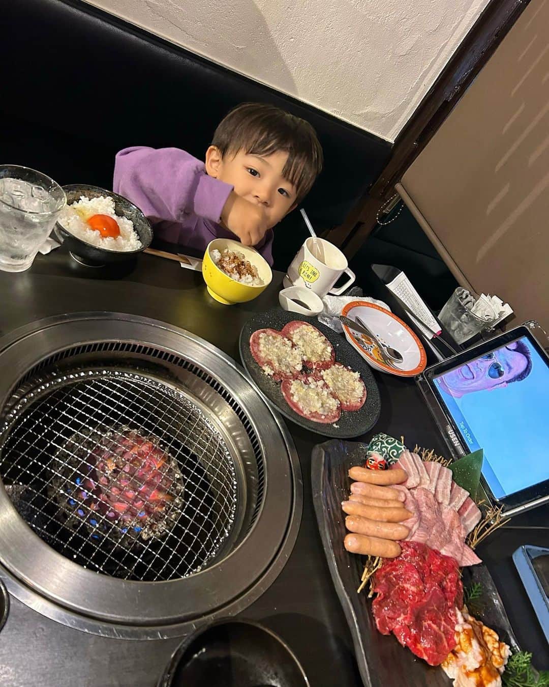 阪本智子さんのインスタグラム写真 - (阪本智子Instagram)「🍖♡  家族で#焼肉たむら に行った時の😄！  ファミリーセットでお腹いっぱいになりました😋  4枚目 あおはとたむけんさんコラボしてる笑  かのあは離乳食後、最後まで私のお肉をねらってました👀✨  #焼肉 #子連れご飯 #2歳差育児 #阪本智子」11月1日 19時19分 - tomoko_sakamoto423