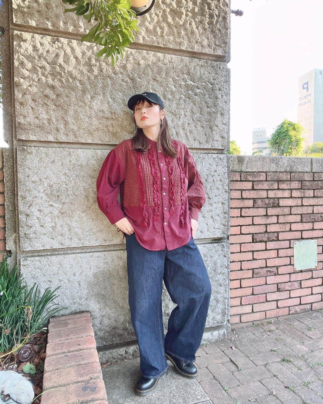 小川みこさんのインスタグラム写真 - (小川みこInstagram)「. 今日のコーデ🐶 . 少し暖かく感じたから @asknowas_olaca さんの可愛いシャツ着て 他はシンプルにまとめました💓 . 今日ホワイトニング行ったから 珍しく笑顔の写真を載せてみた笑笑  . キャップ: @apc_paris  シャツ: #asknowasolaca  デニム: @frees_mart  くつ: @drmartens_japan  .  #今日のコーデ #ラファーファ #大人カジュアル  #大きいサイズのお洒落  #ぽっちゃりコーデ  #ぽっちゃり女子  #おしゃれ好き #コーデ  #シャツコーデ  #plussize  #plussizefashion #秋コーデ  #アズノウアズオオラカ」11月1日 19時19分 - miiiiiiiico25