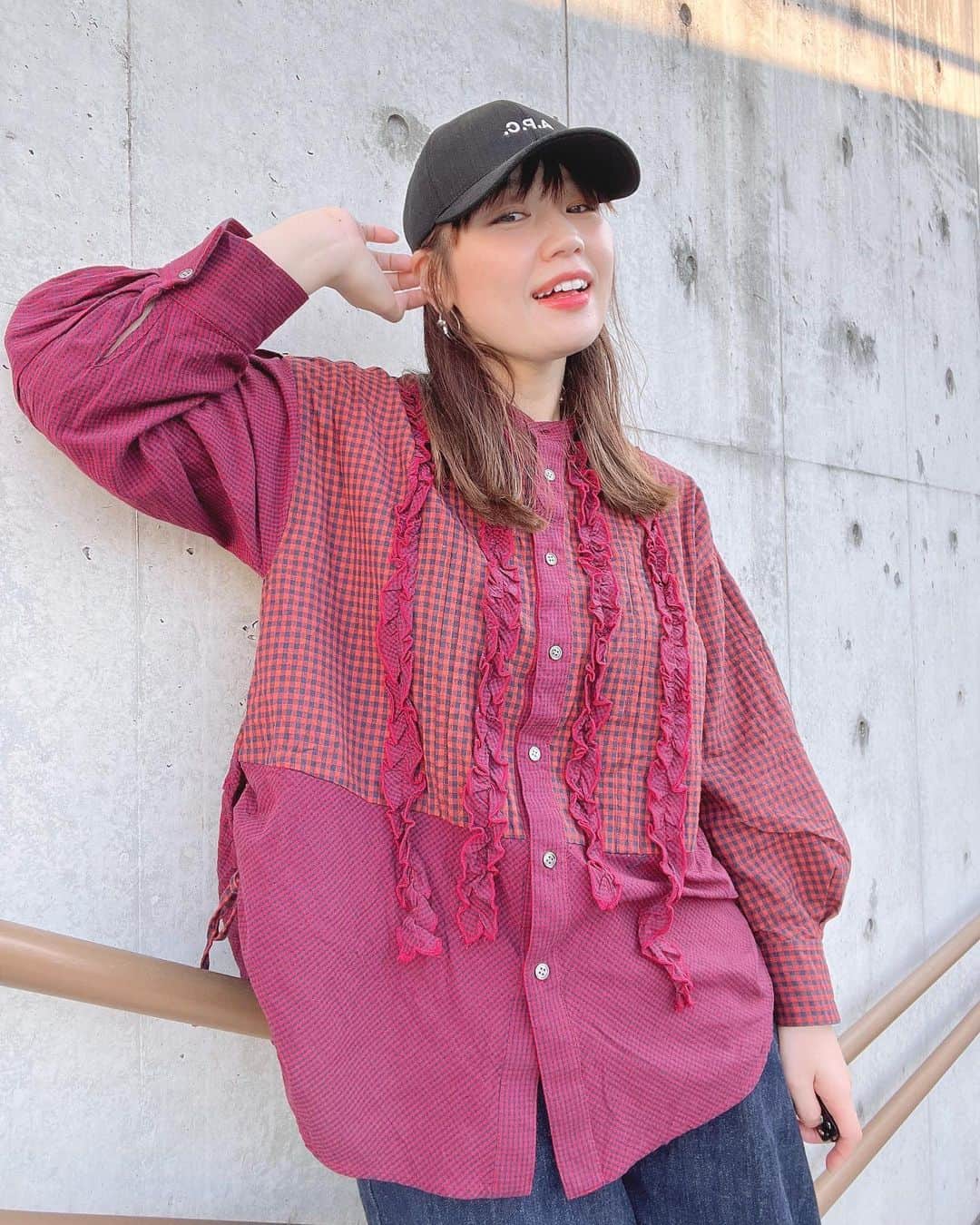 小川みこさんのインスタグラム写真 - (小川みこInstagram)「. 今日のコーデ🐶 . 少し暖かく感じたから @asknowas_olaca さんの可愛いシャツ着て 他はシンプルにまとめました💓 . 今日ホワイトニング行ったから 珍しく笑顔の写真を載せてみた笑笑  . キャップ: @apc_paris  シャツ: #asknowasolaca  デニム: @frees_mart  くつ: @drmartens_japan  .  #今日のコーデ #ラファーファ #大人カジュアル  #大きいサイズのお洒落  #ぽっちゃりコーデ  #ぽっちゃり女子  #おしゃれ好き #コーデ  #シャツコーデ  #plussize  #plussizefashion #秋コーデ  #アズノウアズオオラカ」11月1日 19時19分 - miiiiiiiico25