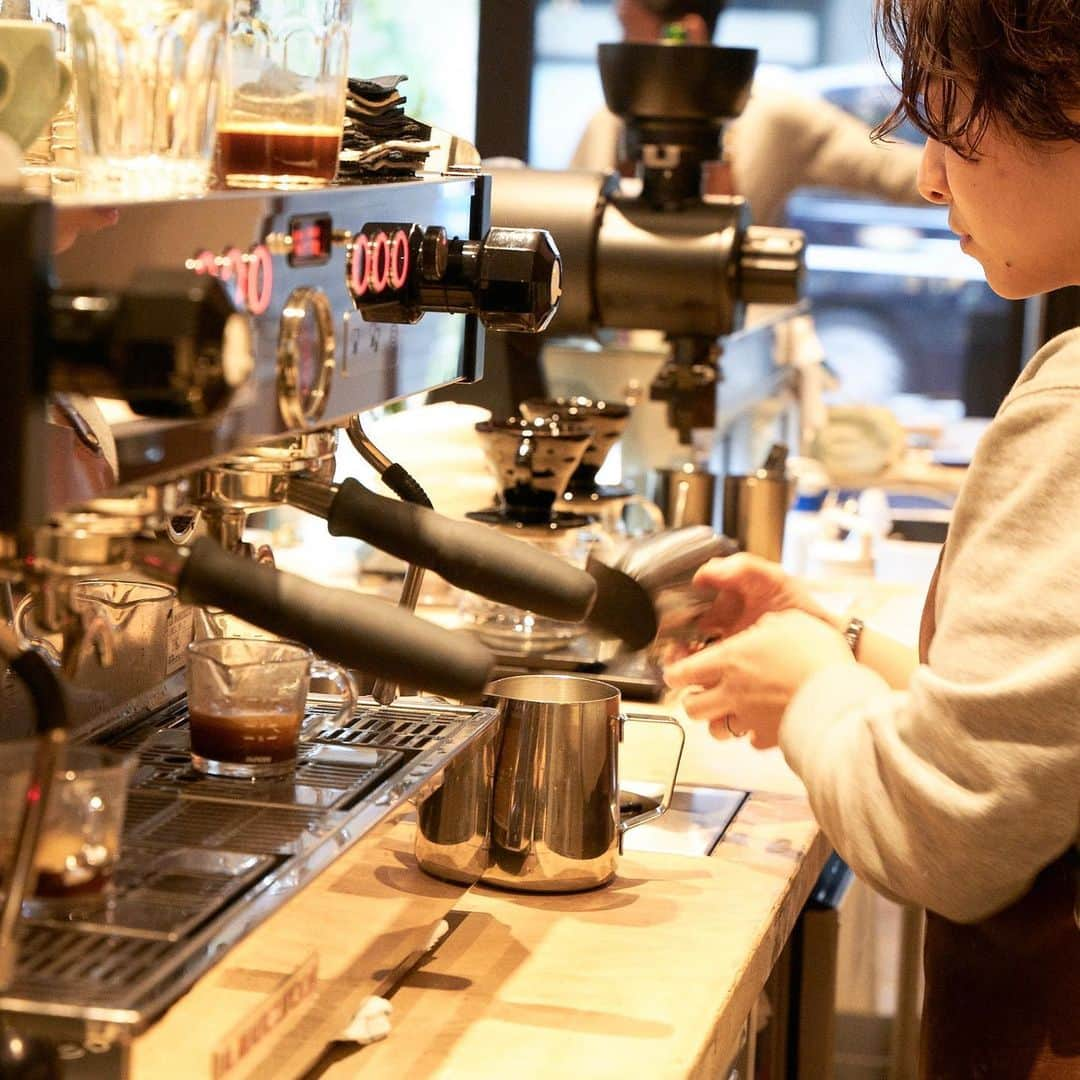 ABOUT LIFE COFFEE BREWERSさんのインスタグラム写真 - (ABOUT LIFE COFFEE BREWERSInstagram)「ONIBUS COFFEE / ABOUT LIFE COFFEE BREWERS　バリスタ / サービス スタッフ募集中！！  わたしたちONIBUSでは、 「コーヒーで、街と暮らしを豊かにする。」をビジョンにカフェやロースタリーに留まらず、さまざまな取り組みを行っています。ONIBUSチームにジョインしてくれる、新しいスタッフを募集しています。  ONIBUSの理念に共感する方、 ONIBUSのコーヒーが好きな方、 ONIBUSと一緒に成長してくださる方、 ご応募お待ちしています！  ＝募集ポジション＝ ①バリスタ・サービス　※飲食経験の方、優遇 ②プロダクション　  仕事内容 : ①レジ/ホール接客、コーヒー・ドリンク作成を中心に、提供のための簡易調理、発注など店舗運営に関する業務全般 ②BtoB/DtoCのコーヒー豆パッキング・発送業務、EC運営、等 焙煎に関わる業務（ONIBUSにてバリスタ経験必須）の機会あり  勤務場所 : 東京都内６店　※②は八雲店のみ 雇用形態 : アルバイト　※社員登用あり 時給：￥1200〜 交通費 : 支給（上限あり） 勤務日数 :フルタイム（週４～５日） 福利厚生：社会保険 完備（一部、条件つき）、自転車通勤手当や多様な研修制度があります  ＝採用までの流れ＝ １）履歴書・職務経歴書・PR文などをメールにてお送り下さい（フォーマットは問いません） ２）書類選考の上、オンライン面接→対面面接を行います　 ※ 応募書類は返却致しません、ご了承ください ※ 書類選考の上、面接にお進みいただく方のみご連絡させて頂きます  採用担当 : 坂尾 （さかお）/ 新井（あらい） mail: 　job-offer@onibuscoffee.com #onibuscoffee #onibuscoffeenakameguro #onibuscoffeeyakumo #onibuscoffeejiyugaoka #aboutlifecoffeebrewers #specialtycoffee #coffee #handdripcoffee #バリスタ募集 #スタッフ募集 #barista #Roaster #焙煎」11月1日 19時19分 - aboutlifecoffeebrewers