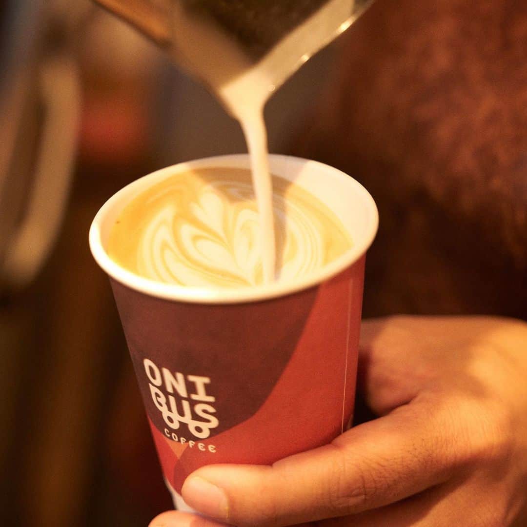 ABOUT LIFE COFFEE BREWERSさんのインスタグラム写真 - (ABOUT LIFE COFFEE BREWERSInstagram)「ONIBUS COFFEE / ABOUT LIFE COFFEE BREWERS　バリスタ / サービス スタッフ募集中！！  わたしたちONIBUSでは、 「コーヒーで、街と暮らしを豊かにする。」をビジョンにカフェやロースタリーに留まらず、さまざまな取り組みを行っています。ONIBUSチームにジョインしてくれる、新しいスタッフを募集しています。  ONIBUSの理念に共感する方、 ONIBUSのコーヒーが好きな方、 ONIBUSと一緒に成長してくださる方、 ご応募お待ちしています！  ＝募集ポジション＝ ①バリスタ・サービス　※飲食経験の方、優遇 ②プロダクション　  仕事内容 : ①レジ/ホール接客、コーヒー・ドリンク作成を中心に、提供のための簡易調理、発注など店舗運営に関する業務全般 ②BtoB/DtoCのコーヒー豆パッキング・発送業務、EC運営、等 焙煎に関わる業務（ONIBUSにてバリスタ経験必須）の機会あり  勤務場所 : 東京都内６店　※②は八雲店のみ 雇用形態 : アルバイト　※社員登用あり 時給：￥1200〜 交通費 : 支給（上限あり） 勤務日数 :フルタイム（週４～５日） 福利厚生：社会保険 完備（一部、条件つき）、自転車通勤手当や多様な研修制度があります  ＝採用までの流れ＝ １）履歴書・職務経歴書・PR文などをメールにてお送り下さい（フォーマットは問いません） ２）書類選考の上、オンライン面接→対面面接を行います　 ※ 応募書類は返却致しません、ご了承ください ※ 書類選考の上、面接にお進みいただく方のみご連絡させて頂きます  採用担当 : 坂尾 （さかお）/ 新井（あらい） mail: 　job-offer@onibuscoffee.com #onibuscoffee #onibuscoffeenakameguro #onibuscoffeeyakumo #onibuscoffeejiyugaoka #aboutlifecoffeebrewers #specialtycoffee #coffee #handdripcoffee #バリスタ募集 #スタッフ募集 #barista #Roaster #焙煎」11月1日 19時19分 - aboutlifecoffeebrewers