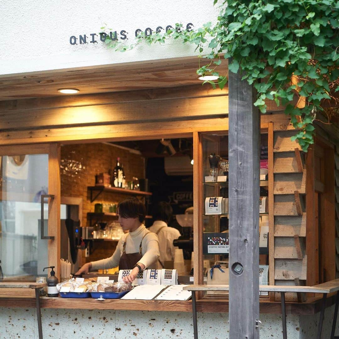 ABOUT LIFE COFFEE BREWERSさんのインスタグラム写真 - (ABOUT LIFE COFFEE BREWERSInstagram)「ONIBUS COFFEE / ABOUT LIFE COFFEE BREWERS　バリスタ / サービス スタッフ募集中！！  わたしたちONIBUSでは、 「コーヒーで、街と暮らしを豊かにする。」をビジョンにカフェやロースタリーに留まらず、さまざまな取り組みを行っています。ONIBUSチームにジョインしてくれる、新しいスタッフを募集しています。  ONIBUSの理念に共感する方、 ONIBUSのコーヒーが好きな方、 ONIBUSと一緒に成長してくださる方、 ご応募お待ちしています！  ＝募集ポジション＝ ①バリスタ・サービス　※飲食経験の方、優遇 ②プロダクション　  仕事内容 : ①レジ/ホール接客、コーヒー・ドリンク作成を中心に、提供のための簡易調理、発注など店舗運営に関する業務全般 ②BtoB/DtoCのコーヒー豆パッキング・発送業務、EC運営、等 焙煎に関わる業務（ONIBUSにてバリスタ経験必須）の機会あり  勤務場所 : 東京都内６店　※②は八雲店のみ 雇用形態 : アルバイト　※社員登用あり 時給：￥1200〜 交通費 : 支給（上限あり） 勤務日数 :フルタイム（週４～５日） 福利厚生：社会保険 完備（一部、条件つき）、自転車通勤手当や多様な研修制度があります  ＝採用までの流れ＝ １）履歴書・職務経歴書・PR文などをメールにてお送り下さい（フォーマットは問いません） ２）書類選考の上、オンライン面接→対面面接を行います　 ※ 応募書類は返却致しません、ご了承ください ※ 書類選考の上、面接にお進みいただく方のみご連絡させて頂きます  採用担当 : 坂尾 （さかお）/ 新井（あらい） mail: 　job-offer@onibuscoffee.com #onibuscoffee #onibuscoffeenakameguro #onibuscoffeeyakumo #onibuscoffeejiyugaoka #aboutlifecoffeebrewers #specialtycoffee #coffee #handdripcoffee #バリスタ募集 #スタッフ募集 #barista #Roaster #焙煎」11月1日 19時19分 - aboutlifecoffeebrewers