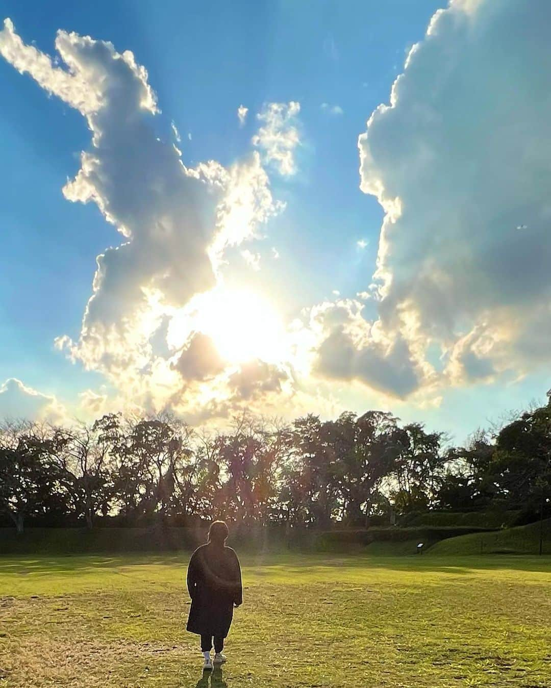 鈴木蘭々のインスタグラム：「出かけるには今くらいの季節が1番気持ちが良いね☺️✨✨✨  今日も見事な秋晴れ☀️  #国立歴史民族博物館  #佐倉城址公園」