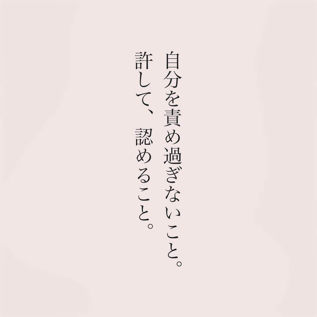 カフカさんのインスタグラム写真 - (カフカInstagram)「.  今日もお疲れ様です。  11月もどうぞよろしくお願いします😌🍀  #言葉#ことば#言葉の力 #前向き#気持ち#心　 #幸せ#悩み#不安#人間関係#生き方 #考え方#自分磨き#人生 #頑張る #大切 #幸せ #大事 #成長 #日常 #生活  #日々#毎日#エッセイ#自己成長#自分らしさ #あなたへのメッセージ」11月1日 19時20分 - kafuka022