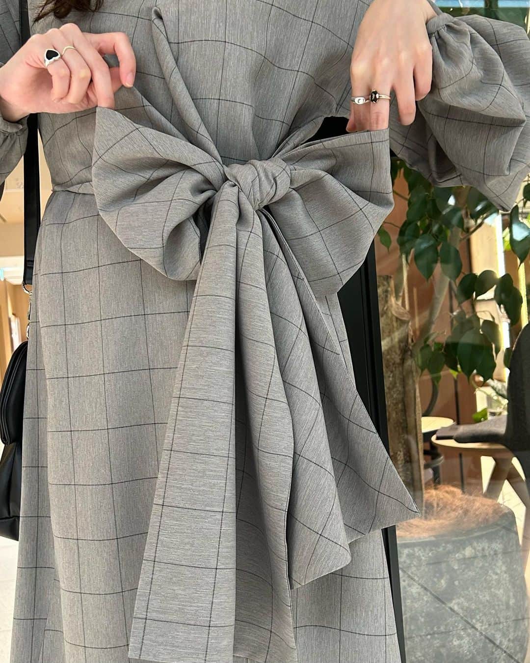 村田倫子さんのインスタグラム写真 - (村田倫子Instagram)「_ BIG ribbon ‼︎  ラッピングされたような 大きなリボンが印象的な ワンピースをつくりました୨୧  このデザインはパターンが複雑で 形にするまで、とても難航した…  いろんな方が頭をひねって 尽力してくださった 思い入れのある一枚。  生地もシックな格子柄で 大人可愛く着ていただけます✌︎  #idem_idea」11月1日 19時20分 - rinco1023