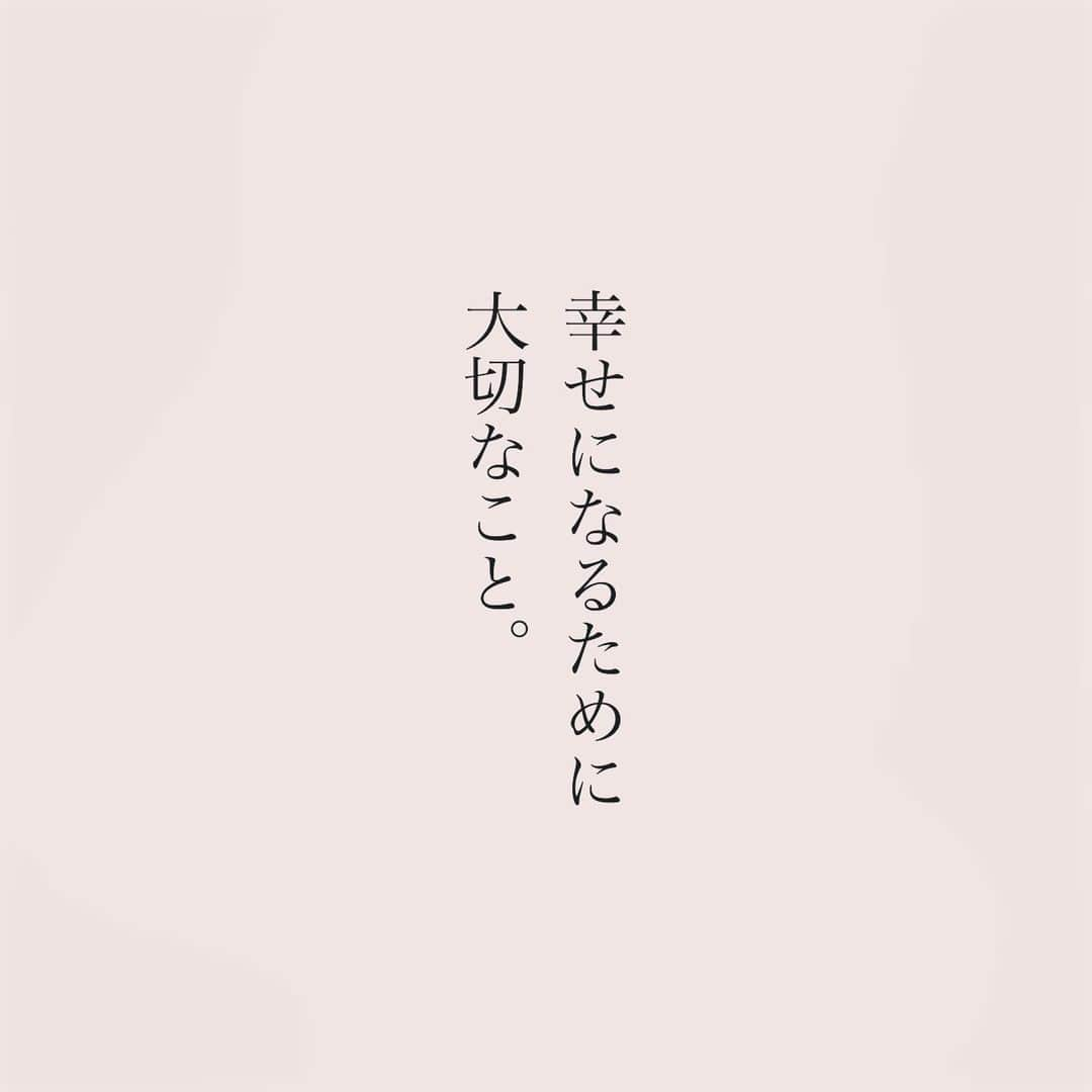 カフカのインスタグラム：「.  今日もお疲れ様です。  11月もどうぞよろしくお願いします😌🍀  #言葉#ことば#言葉の力 #前向き#気持ち#心　 #幸せ#悩み#不安#人間関係#生き方 #考え方#自分磨き#人生 #頑張る #大切 #幸せ #大事 #成長 #日常 #生活  #日々#毎日#エッセイ#自己成長#自分らしさ #あなたへのメッセージ」