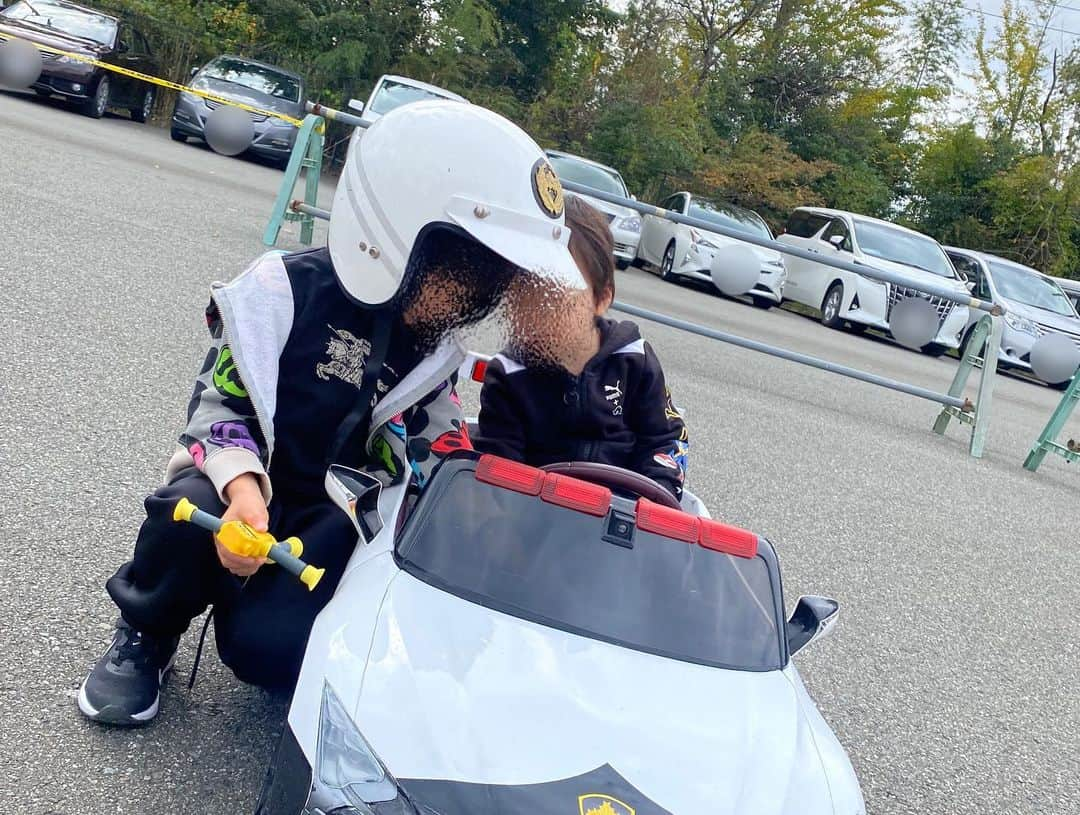 坂口理子さんのインスタグラム写真 - (坂口理子Instagram)「甥っ子達がパトカー白バイ🚓大好きなので、 飯塚で行われた白バイ安全運転競技大会を観に行きました！！！  パトカーや白バイに実際に乗る事もできました！！✨ 甥っ子と二人乗りさせてもらいました！敬礼してて可愛い  白バイ安全運転競技大会.... 甥っ子はもちろん走る白バイに大興奮でしたが 大人の私もコーンをギリギリですり抜けていく白バイ隊員の巧みな運転に感動しました！！  子供用に作られたミニパトカー🚓から 甥っ子が離れなくて！🤣 じゅんばんだよー！って言って順番を守りつつ 何回もループしてました笑  警察音楽隊の皆さんの演奏も聴けて、 甥っ子達はYOASOBIさんのアイドルに大興奮、 めっちゃ歌ってたー！！ 私はマツケンサンバに大興奮でした！！！！  カラーガード隊の皆さんのパフォーマンスも素敵でした！  アイドルでものすんごい甥っ子が歌ってました😂  そして....この度3日(金)文化の日に、 1日高速警察隊長をさせていただきます！！！！  もし皆さんのおでかけの際に見つけたら ぜひ声をかけて下さい...！！✨  1日警察署長の経験はありがたい事にあるのですが 1日高速警察隊長は初めてです...！珍しいみたいです！！✨  今回、高速警察隊の方にお声をかけて頂きました🫡 しっかり務めてまいります🫡！！  #パトカー #白バイ #高速警察隊 #警察音楽隊」11月1日 19時12分 - ricopi__hkt48