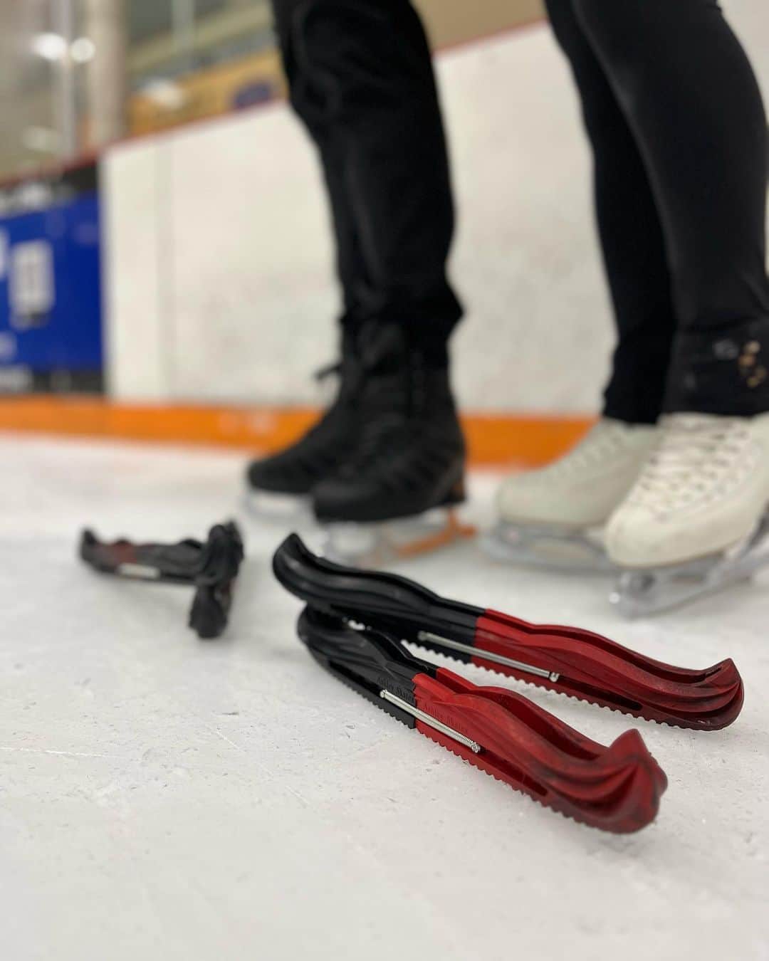 ダニエル・オシェイのインスタグラム：「Thank you sooo much to @ashleyskatescom for these custom guards to match our long program costumes this year!! Go check out their guards! 🖤♥️🍦」