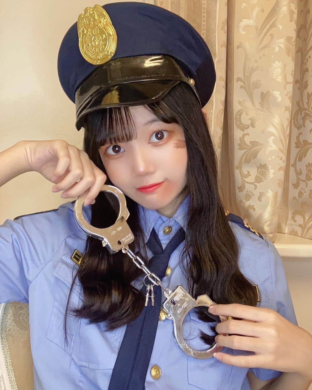 流石夏恋のインスタグラム：「⛓  #ポリスコスプレ 👮🏻  配信限定でポリスしたよ🚓🚨❥❥❥🔫 傷メイク頑張ったから見て~🪞🪄︎︎❤️‍🩹  🕯🎃*⸜𝑯𝒂𝒍𝒍𝒐𝒘𝒆𝒆𝒏⸝*👻🍬当日も いっしょに過ごしてくれてありがとう︎🫶🏻💕   #yumeadocitron #夢アドシトロン #jc2   #sjc #14歳 #ポリス #ハロウィン2023」