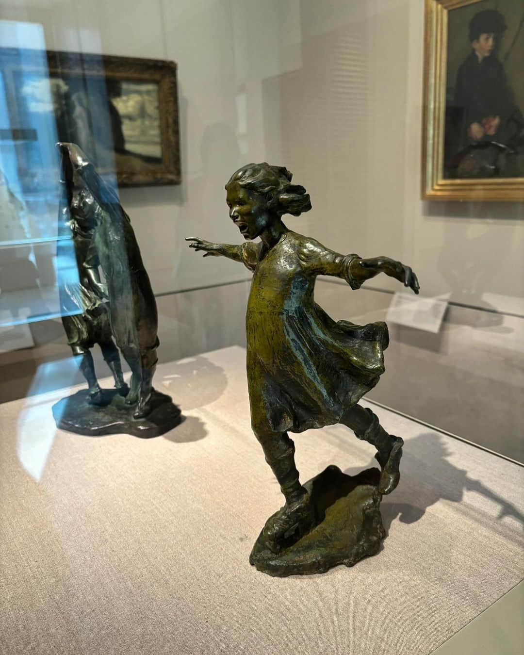 メラニー・サイクスのインスタグラム：「This little girl really resonated with me when I visited the Met, although I was privileged enough to have two rollerskates 🙏🏻  Abastenia St. Leger Eberle (1878-1942) Girl Skating 1906 Bronze  Girl Skating is a sympathetic portrayal of a child hurtling forward on just one roller skate. She utters an excited cry, her outstretched arms balancing her body against the wind that sweeps back her hair and presses her ragged dress against her torso and thighs. The work reveals Eberle as an artist with a social conscience, devoted to serving as "the specialized eye of society" through her sculptures depicting the urban poor, especially those living on New York's Lower East Side.  #girlskating  #joy #bronze #metropolitanmuseumofart  #newyork #art #artgallery #eberle」