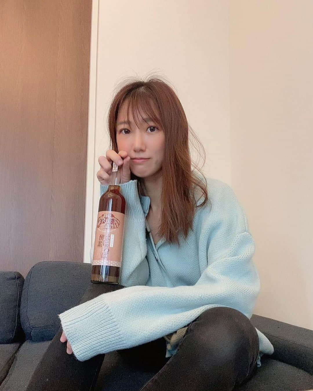 阿川麻美のインスタグラム：「美容のためにザ・クラフト まほろば酵素ドリンク ジャパンスパイスプレミアムを💓  ✔︎野草類68種 ✔︎穀物類5種 ✔︎野菜類22種 ✔︎海藻類2種 ✔︎果実類13種 と、110種類の酵素をギュっと凝縮していて 素材へのこだわりがすごい😆  大人なスパイスジンジャー味がピリッと辛口で👍 水やソーダ、ミルクetc.. いろいろなものと割って楽しめるので毎日飽きずに飲めるのも嬉しい💓  楽天限定500円クーポン貼っておきます🥺👍  クーポンURL：https://coupon.rakuten.co.jp/getCoupon?getkey=WFMyTy1KR0M5LTI1SVMtSTRJVg--&rt=  #PR #酵素女神　#酵素女神555　#酵素女神700　 #酵素ドリンク#ダイエット #ファスティング　#置き換えダイエット　 #美容　#健康#食物繊維　#スーパーフード　#腹持ち　#満腹感　#まほろば酵素ドリンク」