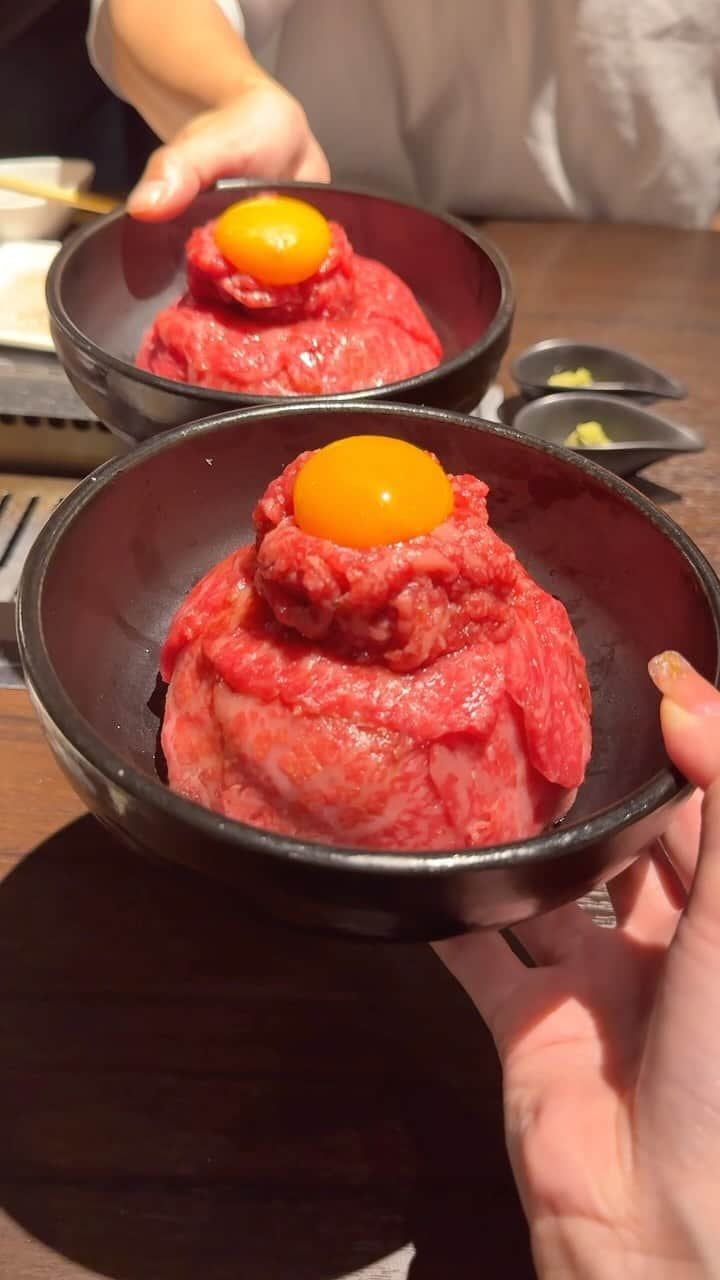 大見さなえのインスタグラム：「二子玉川『焼肉じゅん 』 神戸牛と同じエサ、環境で育てられた 但馬太田牛を使った生肉が食べられるお店🥩 保健所の許可得てるから安心して楽しめる！ ⁡ 【特上牛刺しユッケ】 牛刺しは柔らかく甘い脂とともに溶けていく。 卵黄と絡めていただきます🍳 ⁡ 裏メニュー【ダブル生肉牛丼】 牛丼はインスタのみで紹介してるのに大人気！！ バージョンアップして 肉刺しの上にユッケまでのってる！！ 生肉好きにはたまらない組み合わせ。 ⁡ 画像見せると誰でも注文できます🐃📱 ⁡ 二子玉川で肉刺しを楽しむならここ。 子供連れ可なのも嬉しいポイント✨ ーーーーーーーーーーーーーーーーーーーーーーー •ダブル生肉牛丼  • 特上牛刺しユッケ　2880円(動画2人前) •尾形牧場牛の肉寿司　650円/個 •厚切りタン(6切) 3800円 •サーロイン ーーーーーーーーーーーーーーーーーーーーーーー ⏰ 【月～金】17：00～23：00 【土・日・祝】 11：30～15：00 【土・日・祝】 16：30～23：00 📍東京都世田谷区玉川3-9-3 STREAM TAMAGAWA B1F  #pr #焼肉じゅん #生肉 #二子玉川グルメ #東京グルメ  #東京焼肉 #wagyu #和牛 #めぐログ_二子玉川 #めぐログ_焼肉」