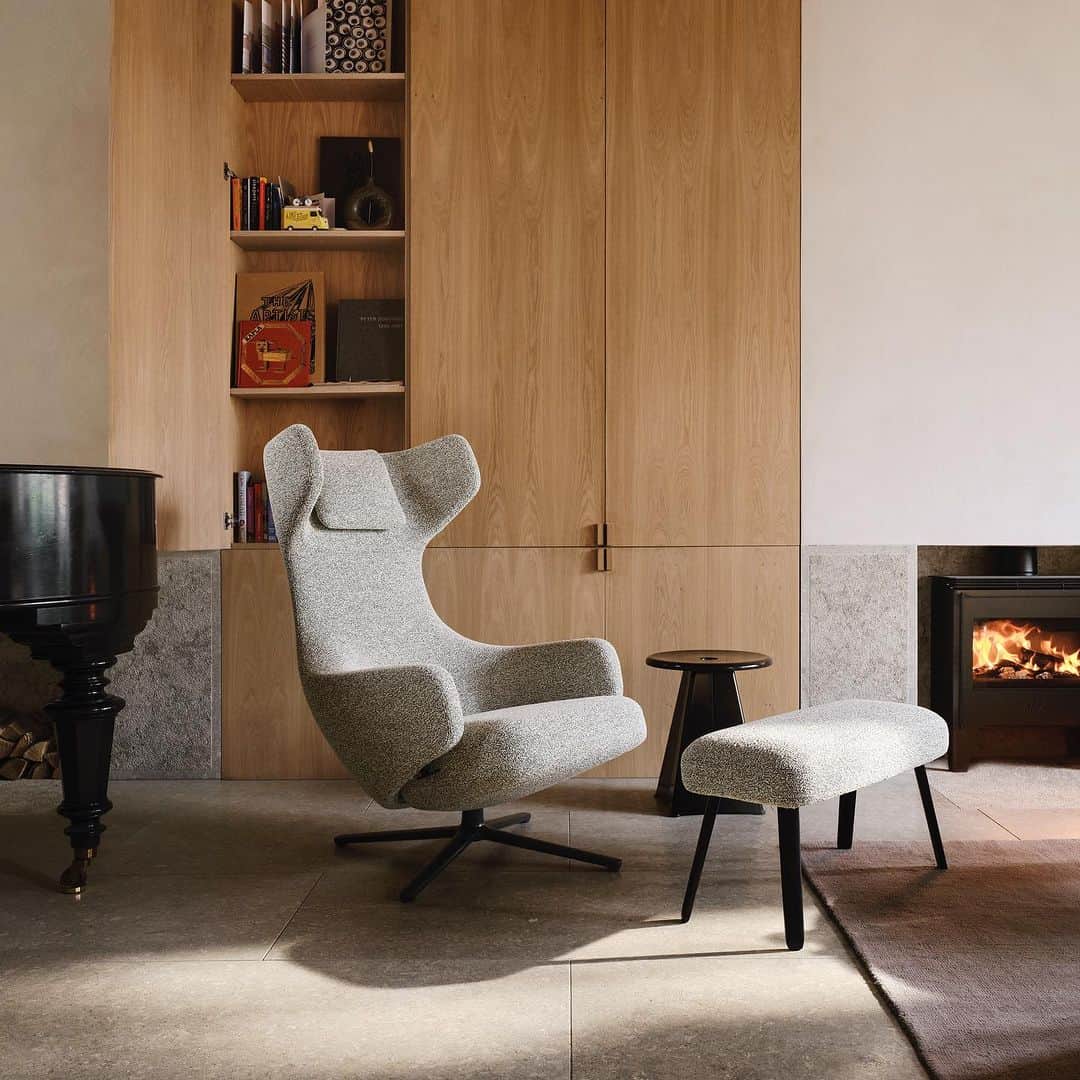 ザ･コンランショップのインスタグラム：「. Vitra Home Stories for Winter 2023-2024  ヴィトラの冬のキャンペーンがスタートしました。 期間中、対象のラウンジチェアをご購入されたお客様は、お好きなファブリック張地を最低ランクの価格でお選びいただけます。ぜひこの機会をご活用ください。   〈対象商品〉 Grand Repos・Grand Relax・HAL Lounge Chair・Fauteuil de Salon ※レザーの張地は対象外となります。 詳しくは店舗までお問い合わせください。   ● 開催期間：2023年11月1日（水）ー 2024年1月31日（水） ● 開催店舗：新宿店・丸の内店・オンラインショップ  @vitra_japan  #theconranshop #theconranshopjapan #interiordesign #modernliving」