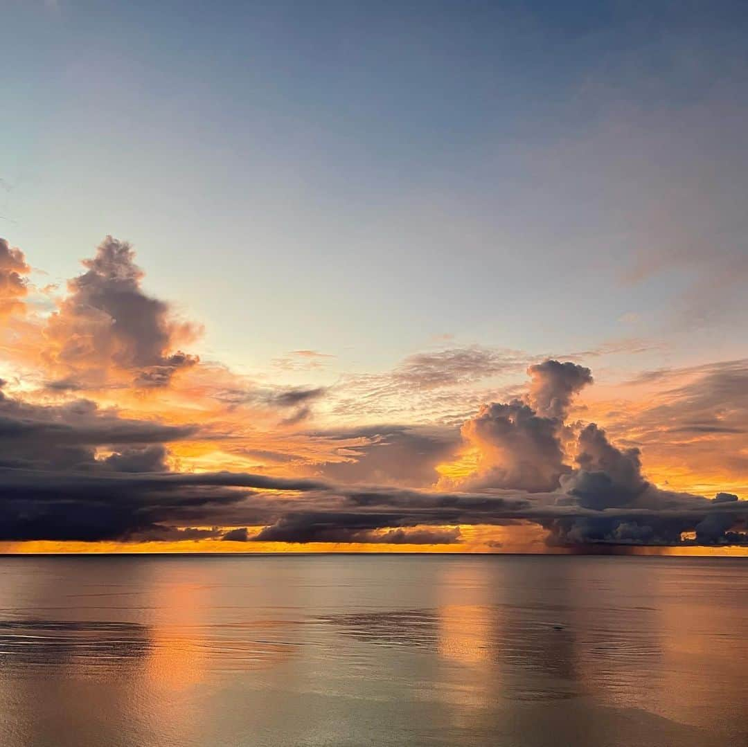 長江愛美さんのインスタグラム写真 - (長江愛美Instagram)「🇬🇺🌅  海の中からsunset🌊✨ 美しすぎて。。🥲  アリエルが海からざっぱーんって出てくるところを再現したくて、試行錯誤しながら、それっぽい動画撮りました🧜‍♀️🐚  夕日バックに、いい感じ🤭  日が沈む前も、沈む途中も沈んだ後も、色んな色が本当に美しかった🥲  アリエルに少し近づけた気がする🥰  #dusitthaniguam  #デュシタニグアム #デュシタニグアムリゾート  #グアム旅行  #グアム旅 #guamtrip  #sunset #グアムグルメ  #グアム観光  #サンセット #マジックアワー #海 #海の中  #グアムの思い出  #リトルマーメイド #アリエル #人魚 #アリエルごっこ #ディズニー」11月1日 19時18分 - manamin.512