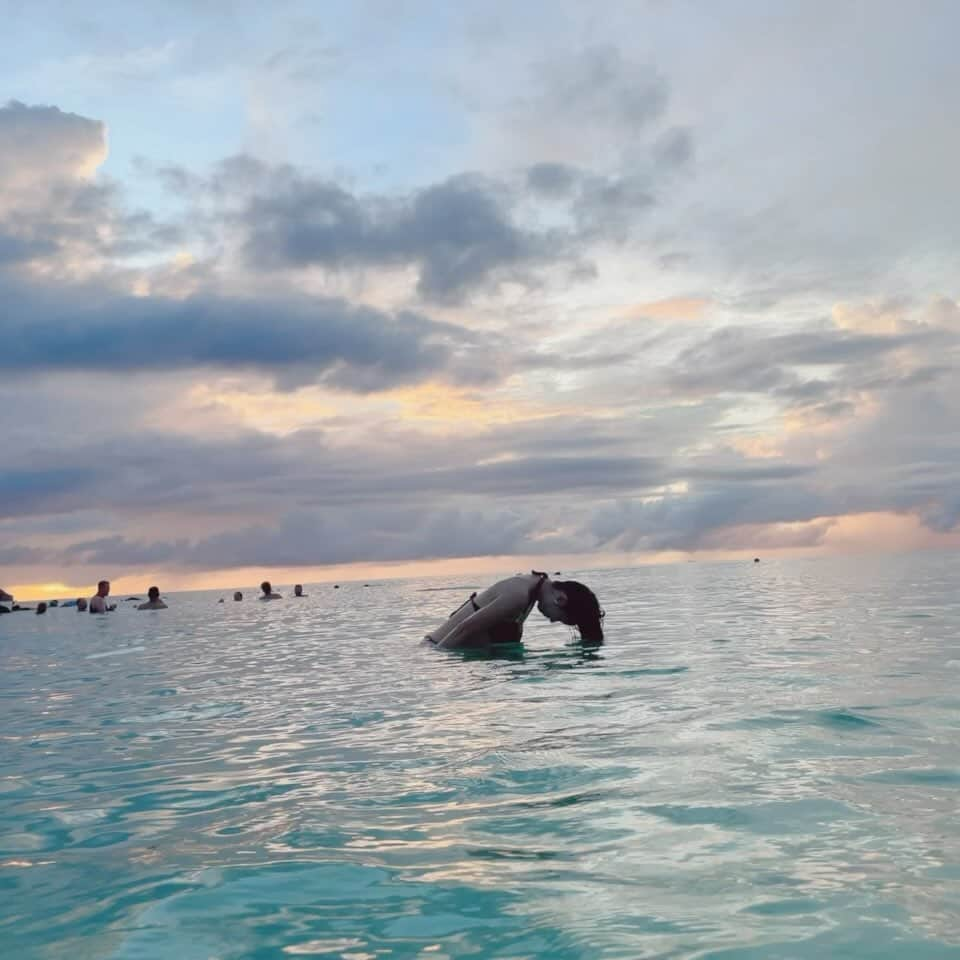 長江愛美のインスタグラム：「🇬🇺🌅  海の中からsunset🌊✨ 美しすぎて。。🥲  アリエルが海からざっぱーんって出てくるところを再現したくて、試行錯誤しながら、それっぽい動画撮りました🧜‍♀️🐚  夕日バックに、いい感じ🤭  日が沈む前も、沈む途中も沈んだ後も、色んな色が本当に美しかった🥲  アリエルに少し近づけた気がする🥰  #dusitthaniguam  #デュシタニグアム #デュシタニグアムリゾート  #グアム旅行  #グアム旅 #guamtrip  #sunset #グアムグルメ  #グアム観光  #サンセット #マジックアワー #海 #海の中  #グアムの思い出  #リトルマーメイド #アリエル #人魚 #アリエルごっこ #ディズニー」