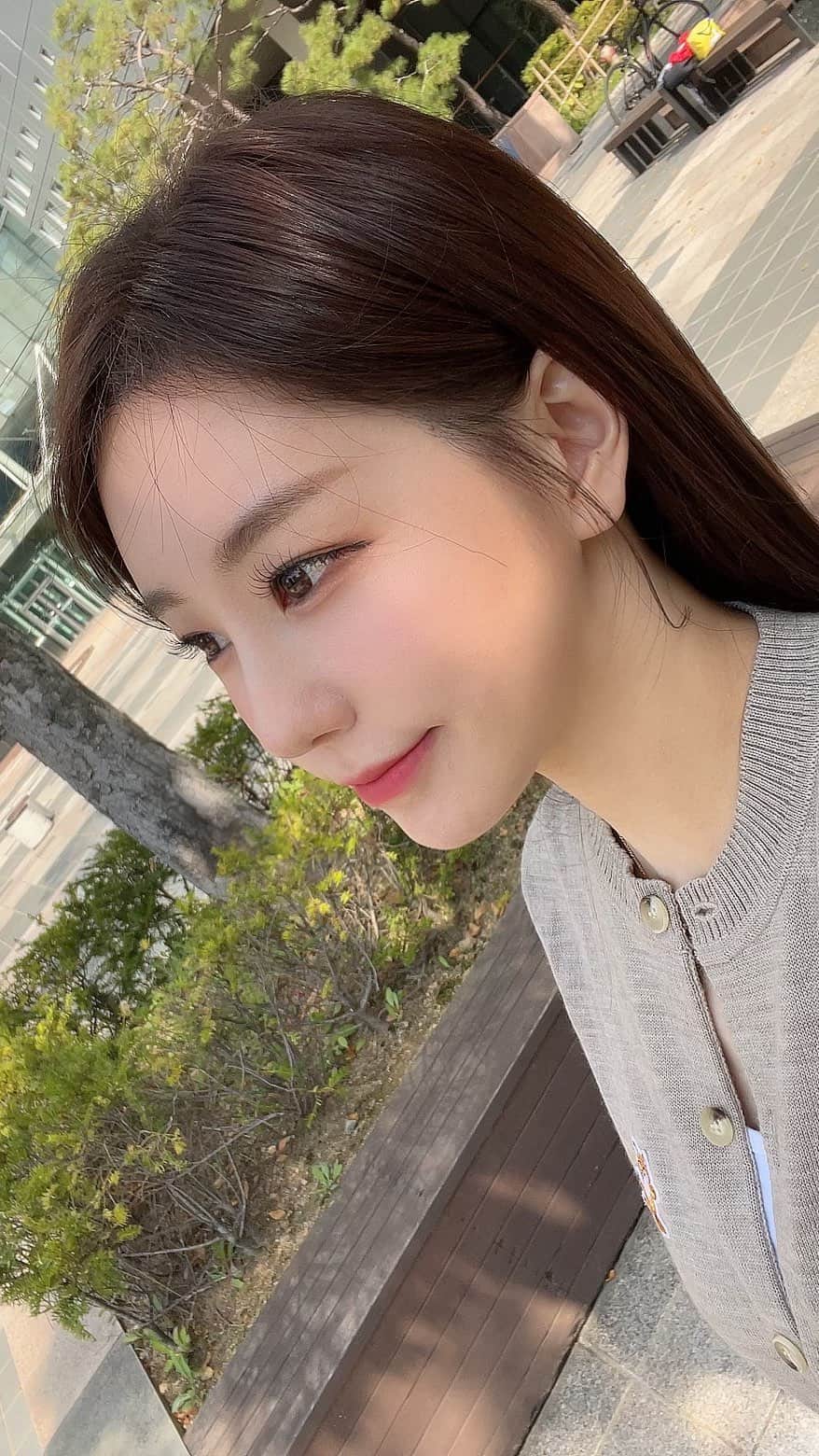 ファン・ボミのインスタグラム：「. 오랜만에 mbc 드라마- 브레이크 타임에 잠깐 광합성하러☀️ 날씨가 넘 좋아서 괜스레 기분 좋아진ㅎㅎ M&H @muah_min @midin6624 ♥️」