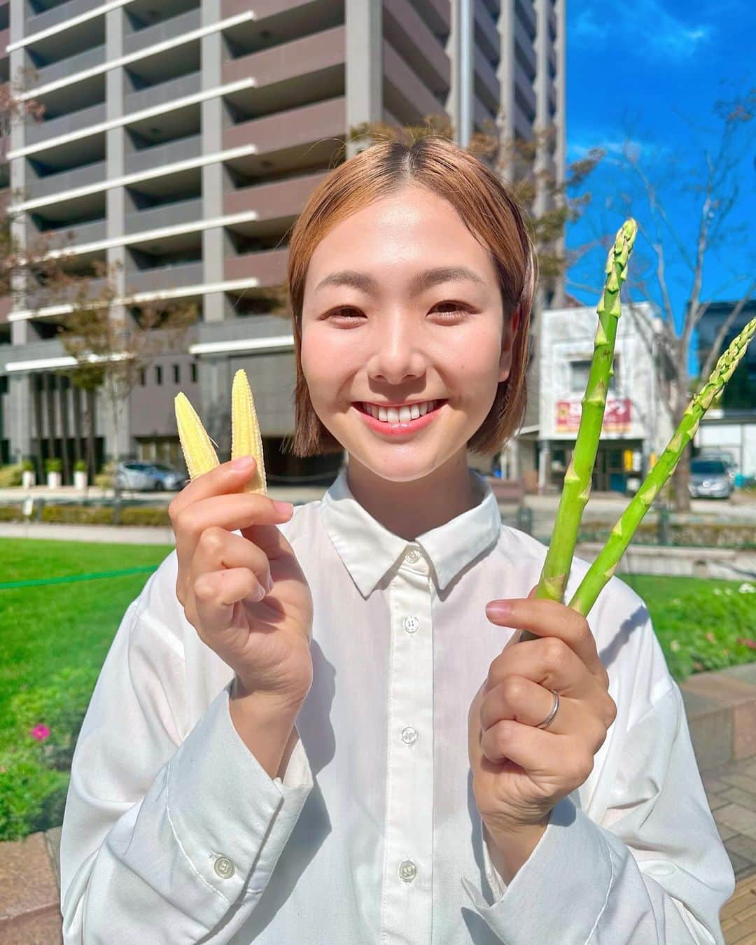 森万由子のインスタグラム：「今日から「かごしまぐるり」で働きます。  鹿児島の逸品を全国に発信する 県内最大級の産直サイト「かごしまぐるり」@kagoshima_gururi で、  本日より経営企画部の部長として働き始めました。  去年鹿児島市が開講していたアートマネジメント講座で出会った友人 大薗順士さん @junji_ozono が代表を務めている会社です。  彼のふるさと鹿児島を愛し、更に盛り上げようと取り組む姿を見て、私も一緒に新たな一歩を歩んでいきたいと思い入社しました。  放送局のアナウンサーからスタートアップ企業への転職。  私にとって大きな決断です。  ですが、これまで出会ったみなさんからいただいた熱い気持ちを胸に、更に1人の人間として成熟していきたいと思っています。  これからもみなさんと一緒に、 より健やかで楽しい生活を送れるよう精進します！  これからの毎日がすごく楽しみ！！！ どうかよろしくお願いします！」