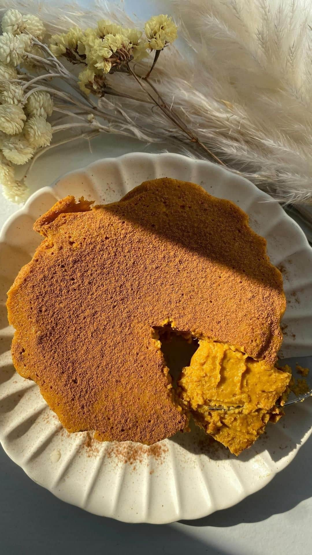 石井エミリーのインスタグラム：「pumpkin cheesecake🎃  今回は秋にぴったりなかぼちゃのチーズケーキ🧀🍁 本当はハロウィンに載せる予定だったけど間に合わなかった👻笑  今回はシンプルに作ったけど、中にレーズン入れたりメープルシロップをかけるのもおすすめ🤤🫶🏽  材料入れて混ぜてレンジで温めればできちゃう超簡単スイーツ✌🏽 冷蔵庫でしっかり冷やして食べてね🧡  P21 F6 C32 279kcal」