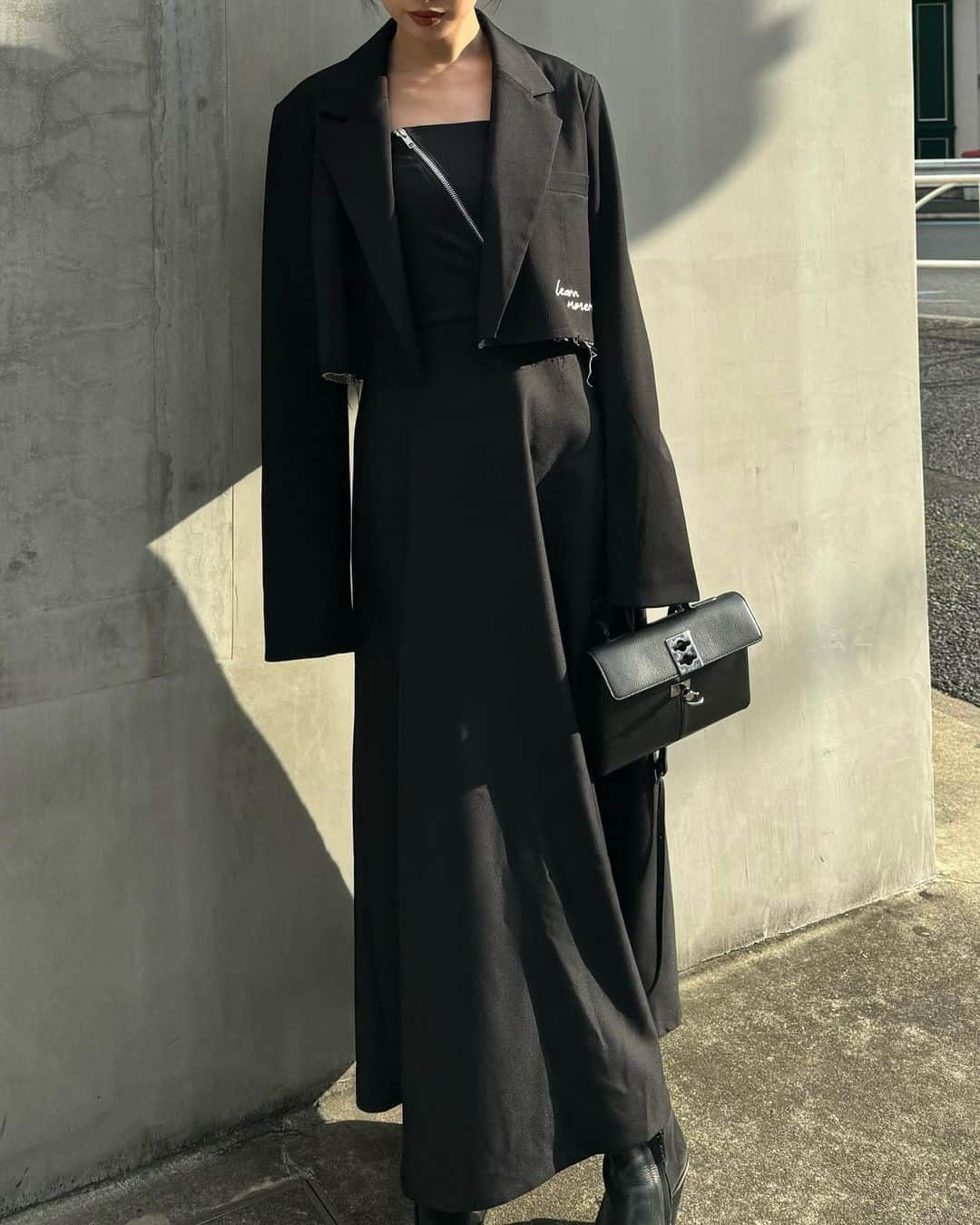 谷川菜奈さんのインスタグラム写真 - (谷川菜奈Instagram)「black×silver🖤🖤 jacket.dress @leannofficial  bag @cafune.official」11月1日 19時28分 - pechi.130