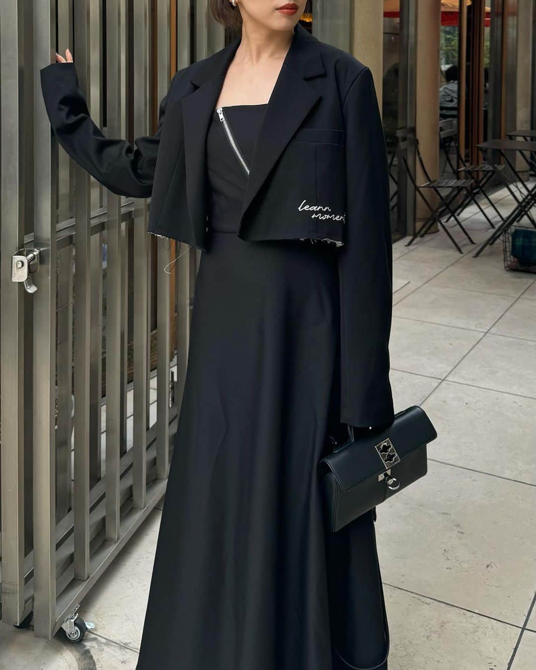 谷川菜奈のインスタグラム：「black×silver🖤🖤 jacket.dress @leannofficial  bag @cafune.official」