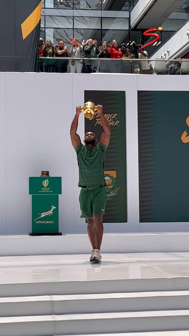 のインスタグラム：「The World Cup trophy has arrived at MultiChoice City.. AGAIN! 🇿🇦🏆🙌」