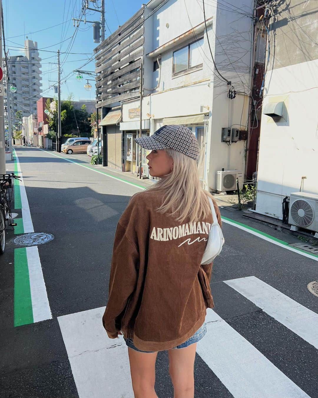 Satomi Biancaさんのインスタグラム写真 - (Satomi BiancaInstagram)「🐻🤎🦂 　 茅ヶ崎散歩🚶‍♀️   コーデュロイのジャケットは 型が古着ぽくて好き🤎 　  @pato_____ と @kenny_yoshihara と @offshore.official のトリプルコラボだよ🐻 　  #offshore #オフショア」11月1日 19時21分 - satobyyyy