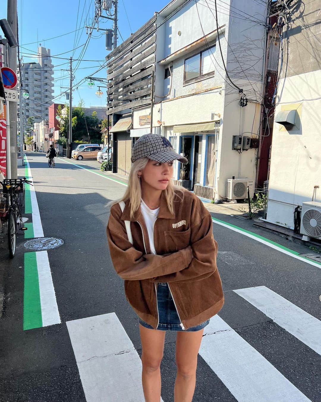 Satomi Biancaさんのインスタグラム写真 - (Satomi BiancaInstagram)「🐻🤎🦂 　 茅ヶ崎散歩🚶‍♀️   コーデュロイのジャケットは 型が古着ぽくて好き🤎 　  @pato_____ と @kenny_yoshihara と @offshore.official のトリプルコラボだよ🐻 　  #offshore #オフショア」11月1日 19時21分 - satobyyyy