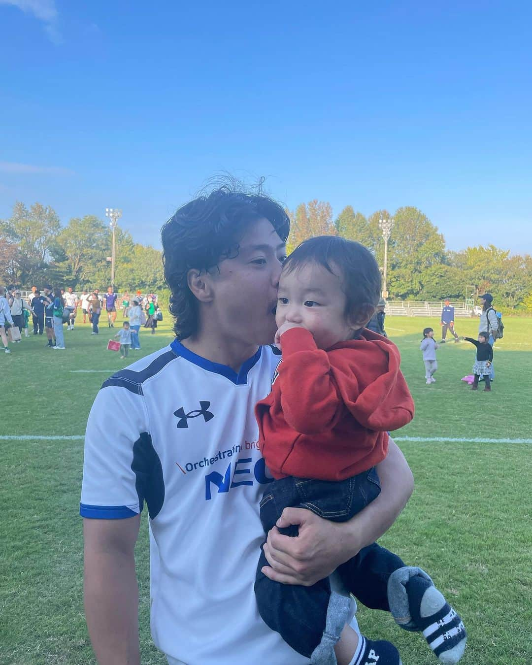 結子さんのインスタグラム写真 - (結子Instagram)「パパのチームの試合の日🏉 カレンは子供達とグランド中をかけめぐる。 #necグリーンロケッツ #nec」11月1日 19時22分 - yuiko_yyy