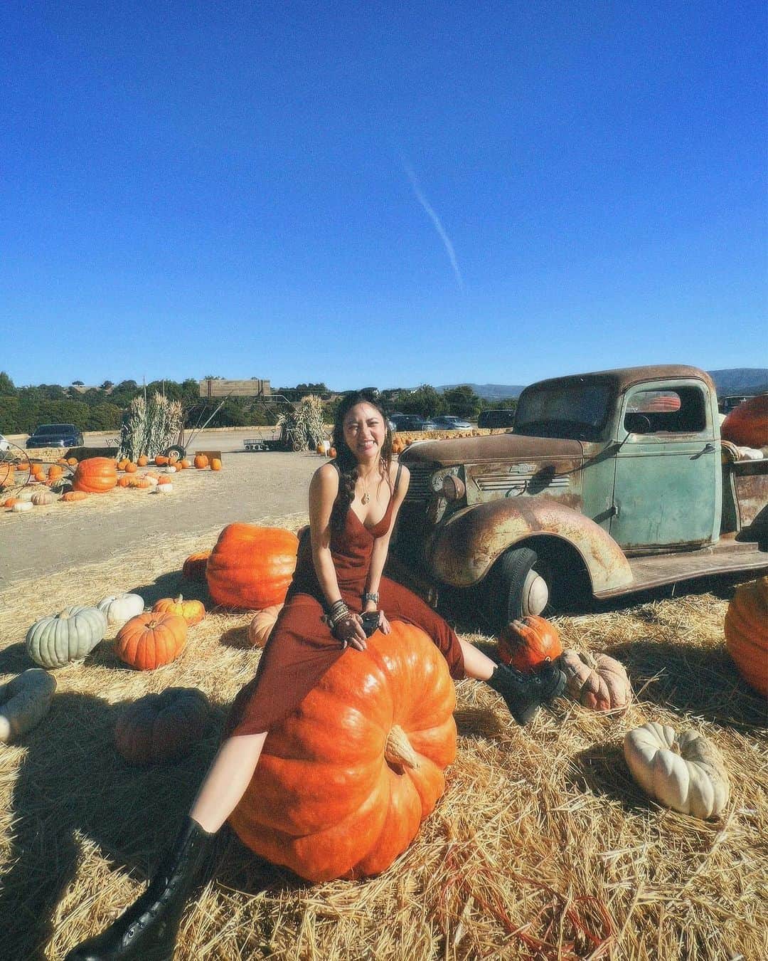 Kim Chiuさんのインスタグラム写真 - (Kim ChiuInstagram)「Pumpkin season in full swing be like…..🧡✨😜   #Chiurista #ootdksyc 🇺🇸」11月1日 19時25分 - chinitaprincess