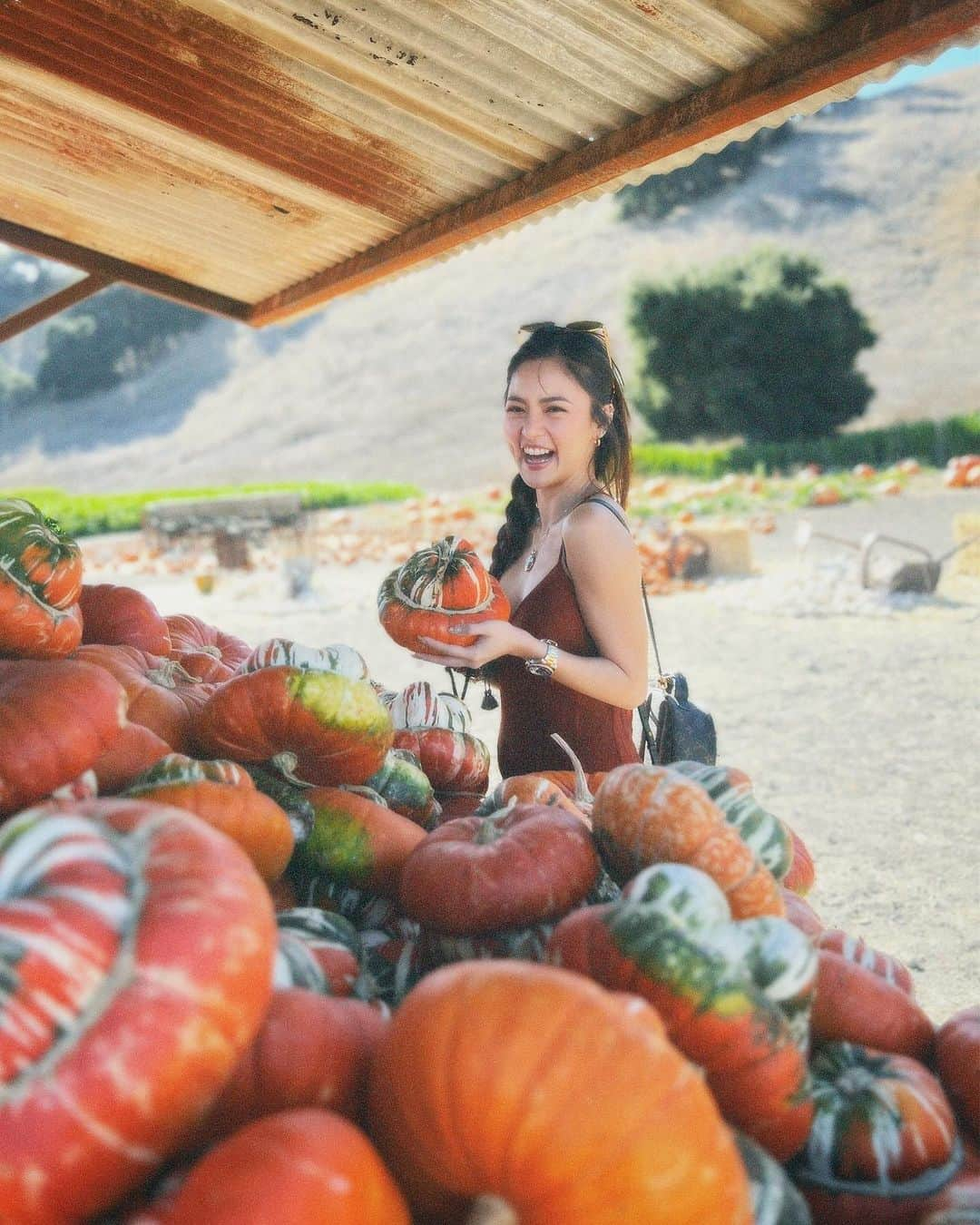 Kim Chiuさんのインスタグラム写真 - (Kim ChiuInstagram)「Pumpkin season in full swing be like…..🧡✨😜   #Chiurista #ootdksyc 🇺🇸」11月1日 19時25分 - chinitaprincess