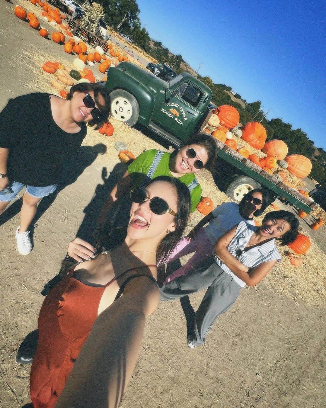 Kim Chiuさんのインスタグラム写真 - (Kim ChiuInstagram)「Pumpkin season in full swing be like…..🧡✨😜   #Chiurista #ootdksyc 🇺🇸」11月1日 19時25分 - chinitaprincess