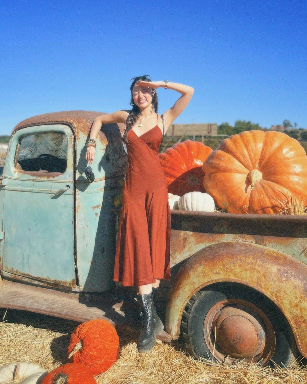 Kim Chiuさんのインスタグラム写真 - (Kim ChiuInstagram)「Pumpkin season in full swing be like…..🧡✨😜   #Chiurista #ootdksyc 🇺🇸」11月1日 19時25分 - chinitaprincess