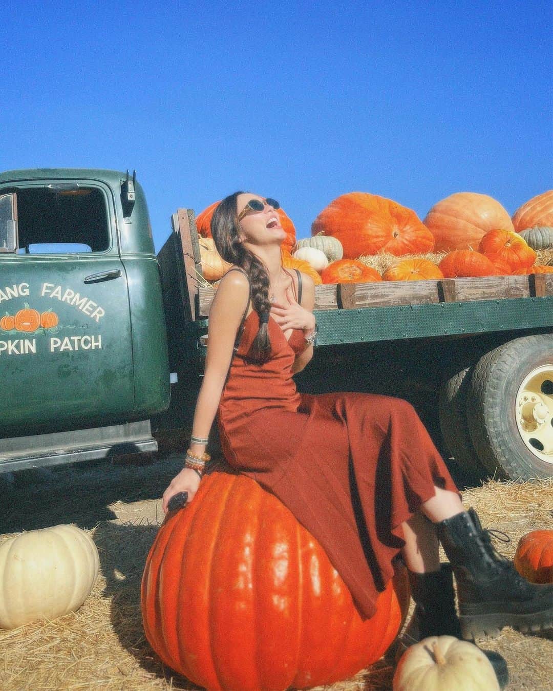 Kim Chiuさんのインスタグラム写真 - (Kim ChiuInstagram)「Pumpkin season in full swing be like…..🧡✨😜   #Chiurista #ootdksyc 🇺🇸」11月1日 19時25分 - chinitaprincess