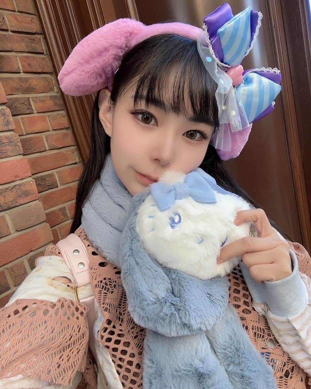 吉根ゆりあのインスタグラム：「ハロウィン当日のよしね。  ダニエル🐱が胸元のキティちゃんいっぱい撫でてくれた…」
