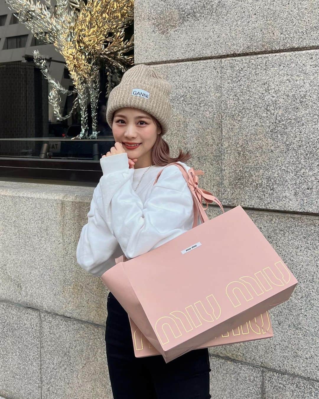 安中亜美のインスタグラム：「ㅤㅤㅤㅤㅤㅤㅤㅤㅤㅤㅤㅤㅤ ずっと欲しかったものをお迎えに🎀 どれも可愛すぎて幸せすぎる♡ 大切に使うし、またお仕事頑張れるーーーー❤️‍🔥 また紹介するねー✨  #miumiu#ミュウミュウ#購入品#買い物#ショッピング#shopping#購入品」