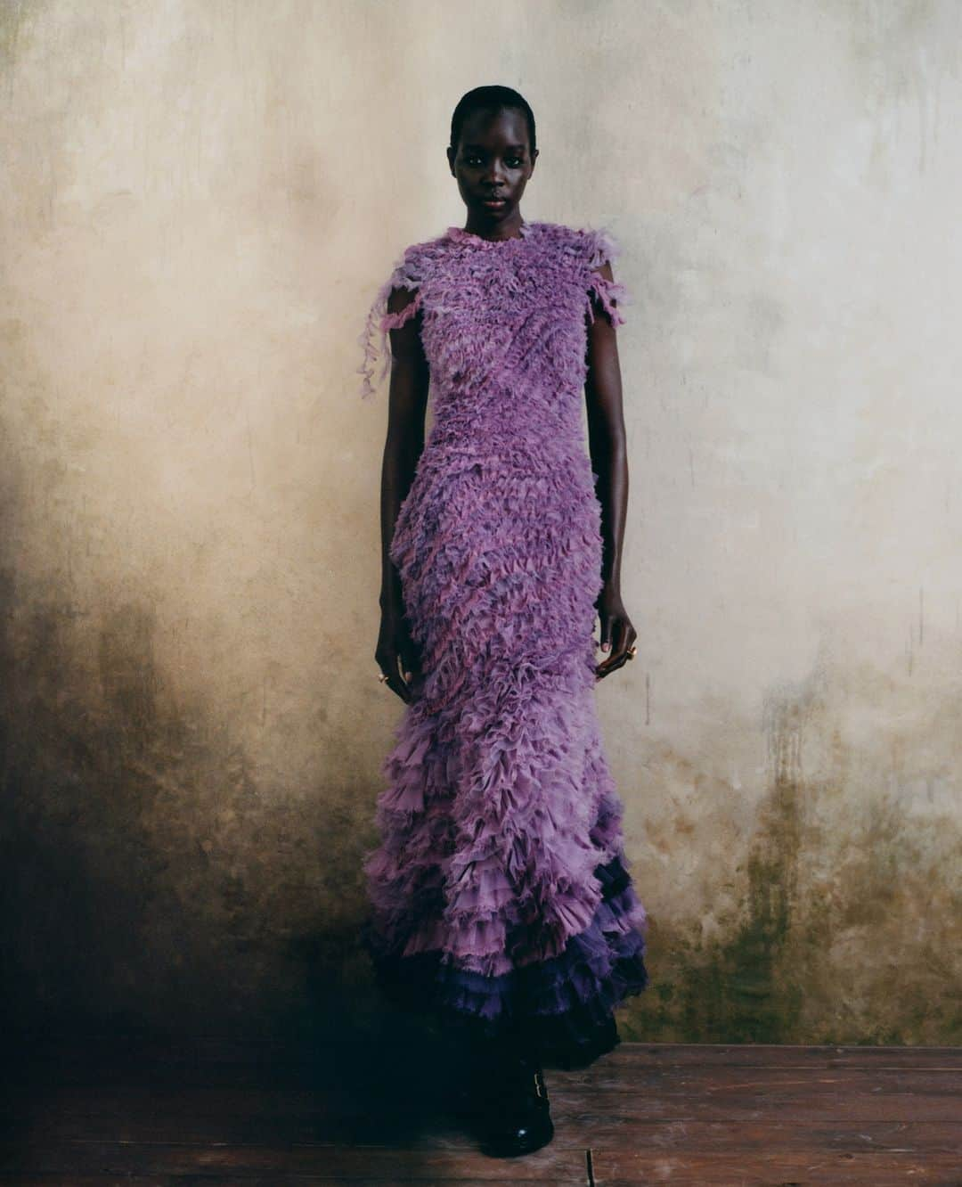 アーデムのインスタグラム：「AUTUMN WINTER 2023 - LOOK 29  Lilac shredded organza ruffle dress with dégradé hem.  #ERDEMAW23  Styling @olaoluebiti Photography @inalekiewiczlevy  #ERDEM」