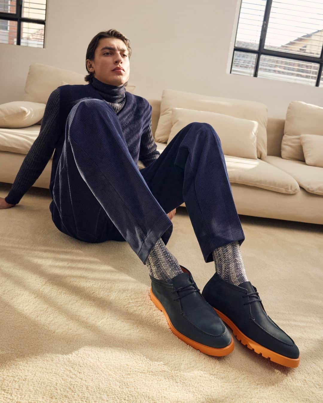サントーニのインスタグラム：「Sit back and relax into Arancio Santoni — a House signature that quietly speaks volumes.   #Santoni #SantoniFW23」