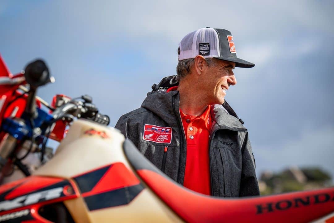 Honda Powersports USのインスタグラム：「What’s the only thing better than checking out Honda's all-new XL750 Transalp? Doing it with Honda off-road legend @johnnycampbell11x! You’ll have the opportunity to do just that, but only if you attend the @adv_rally & Camp. The 11-time Baja 1000 winner will be at the Honda truck Saturday the 4th, hanging out with customers and even joining some lucky attendees for a demo ride. Don’t miss the opportunity to meet Johnny and throw a leg over Honda’s newest ADV bike!   📍Julian, CA 🗓️ November 2-4, 2023 🎟 advrally.com」