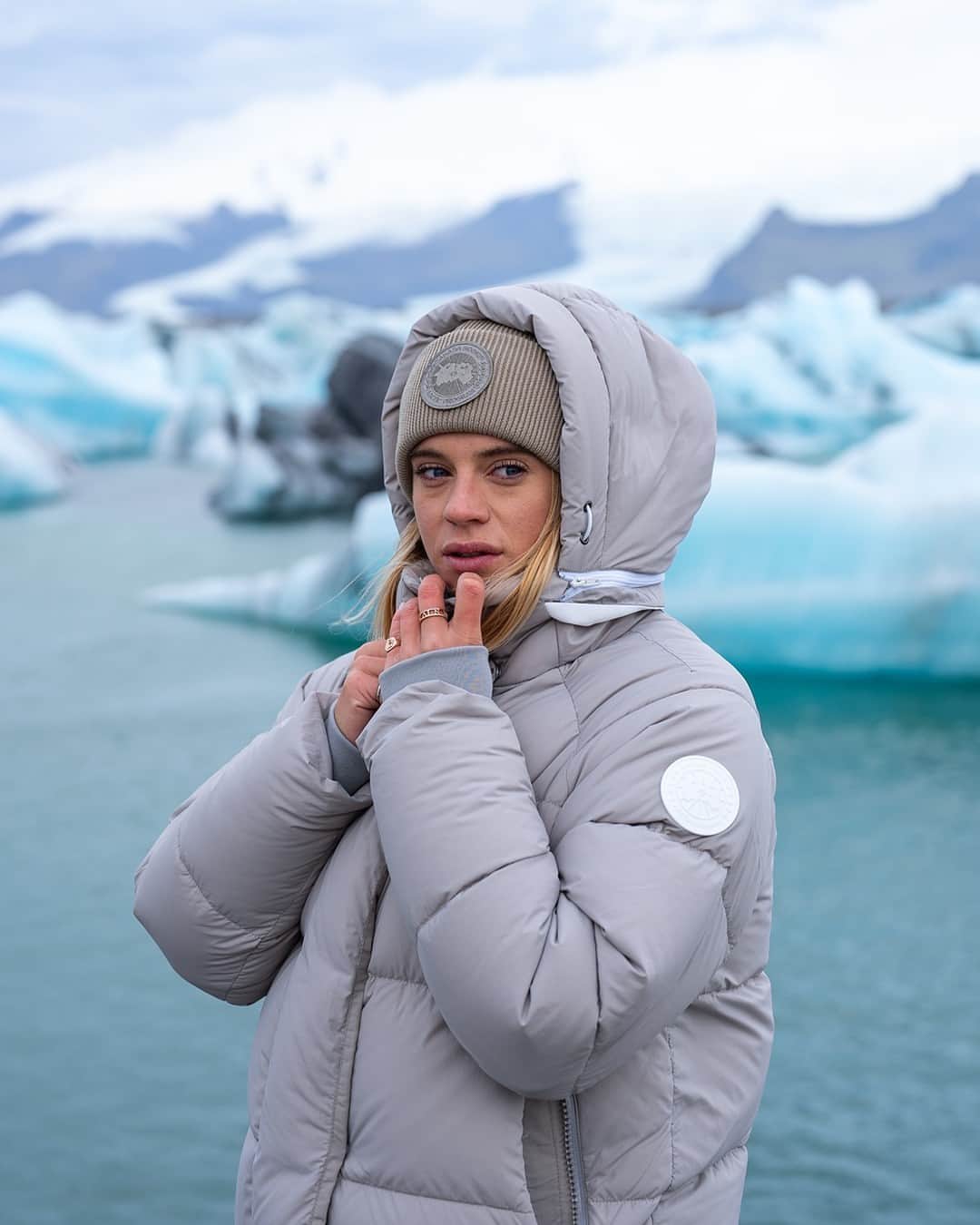 カナダグースのインスタグラム：「Snapping the perfect picture of @lauraoucrane in a fan favourite; our Junction Parka combines lightweight warmth with durability, a must-have for frosty days ahead.  Link in bio to shop new puffers.」