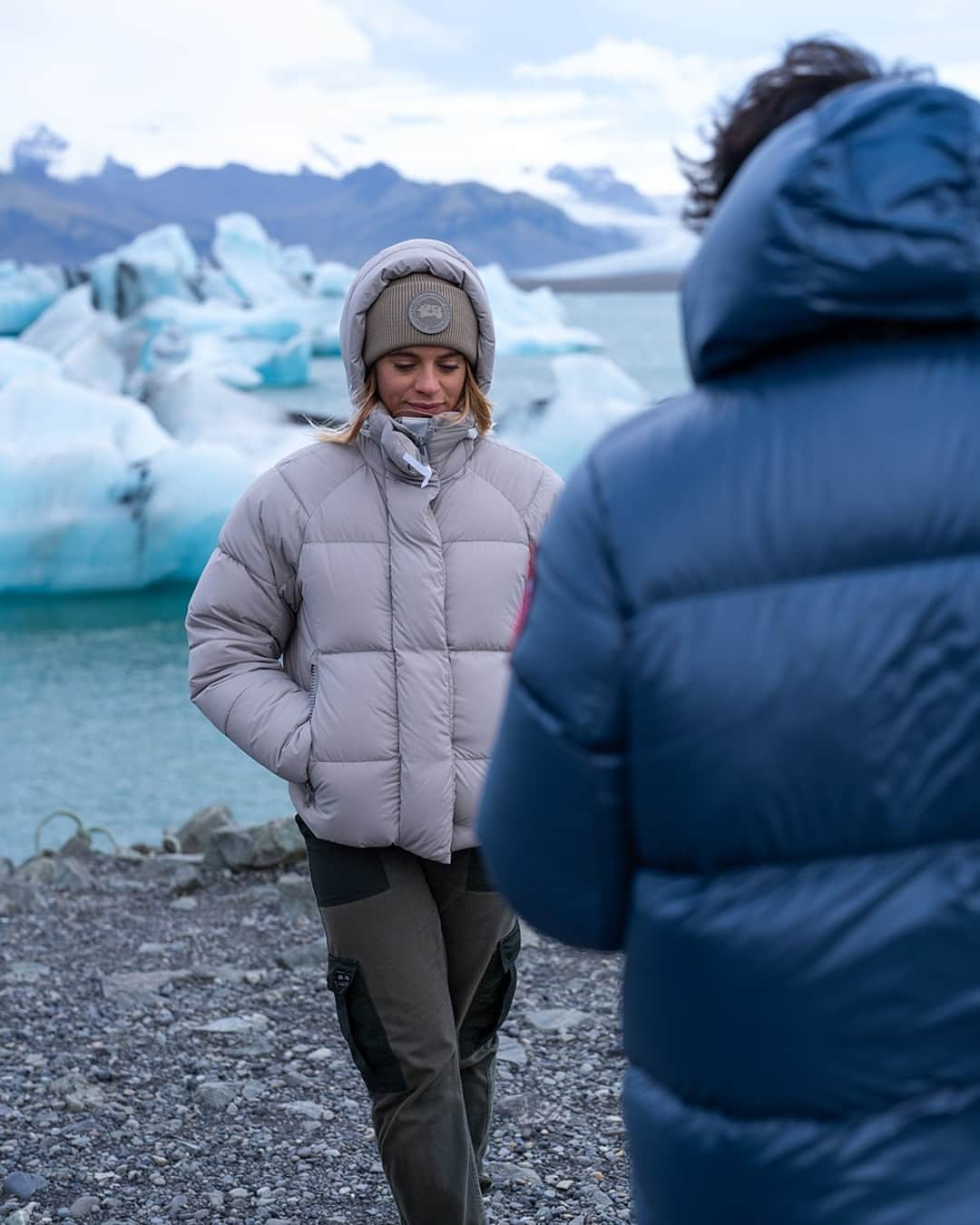 カナダグースさんのインスタグラム写真 - (カナダグースInstagram)「Snapping the perfect picture of @lauraoucrane in a fan favourite; our Junction Parka combines lightweight warmth with durability, a must-have for frosty days ahead.  Link in bio to shop new puffers.」11月2日 1時00分 - canadagoose