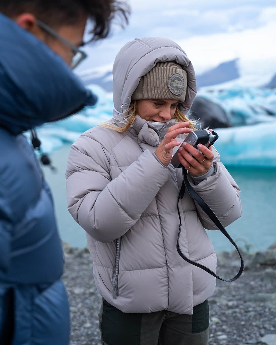 カナダグースさんのインスタグラム写真 - (カナダグースInstagram)「Snapping the perfect picture of @lauraoucrane in a fan favourite; our Junction Parka combines lightweight warmth with durability, a must-have for frosty days ahead.  Link in bio to shop new puffers.」11月2日 1時00分 - canadagoose