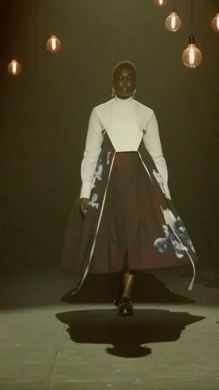 アーデムのインスタグラム：「AUTUMN WINTER 2023 - LOOK 9   #ERDEMAW23   Styling @olaoluebiti   #ERDEM」