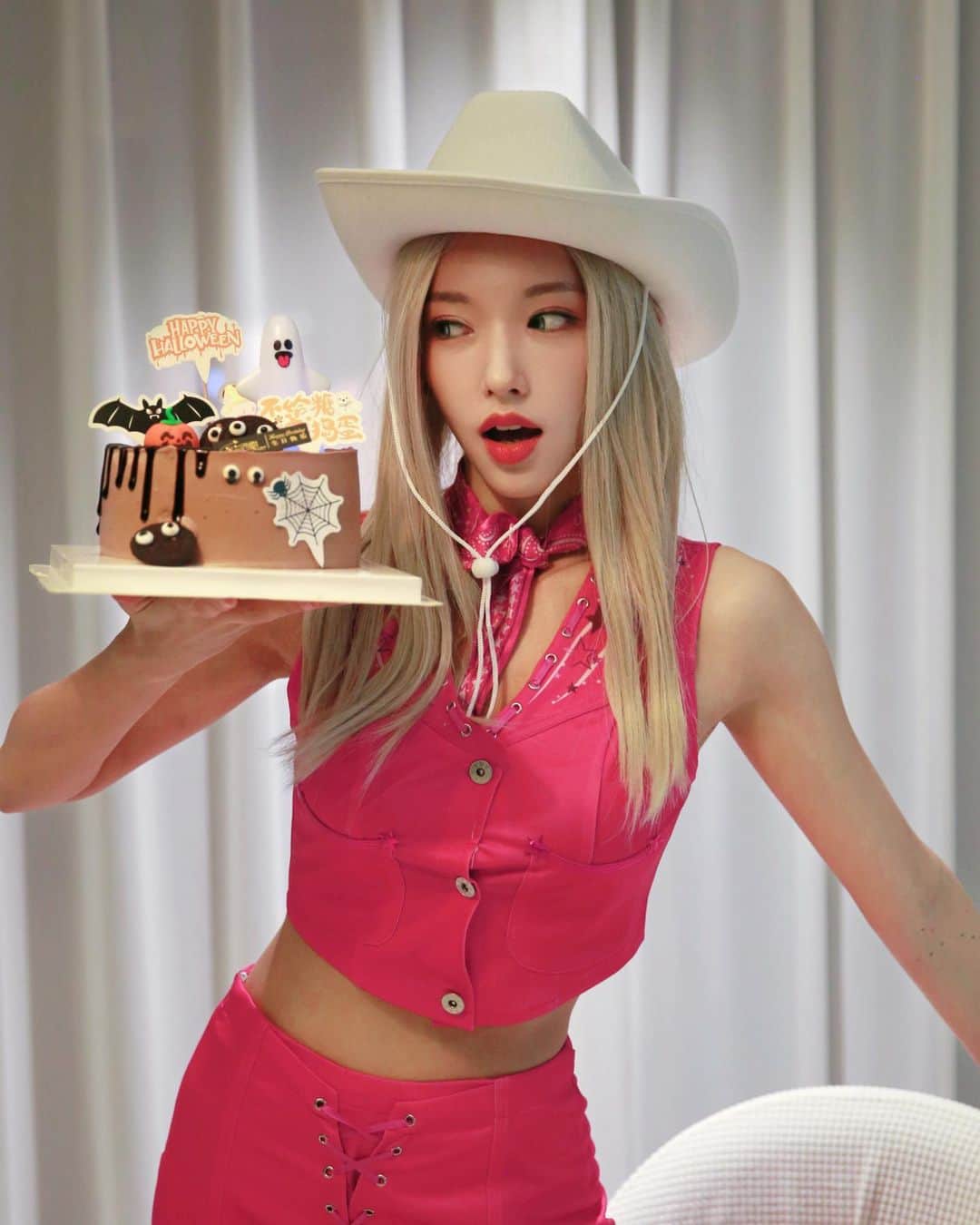 ソンソのインスタグラム：「Hi Barbie🦇🎃🖤💗」