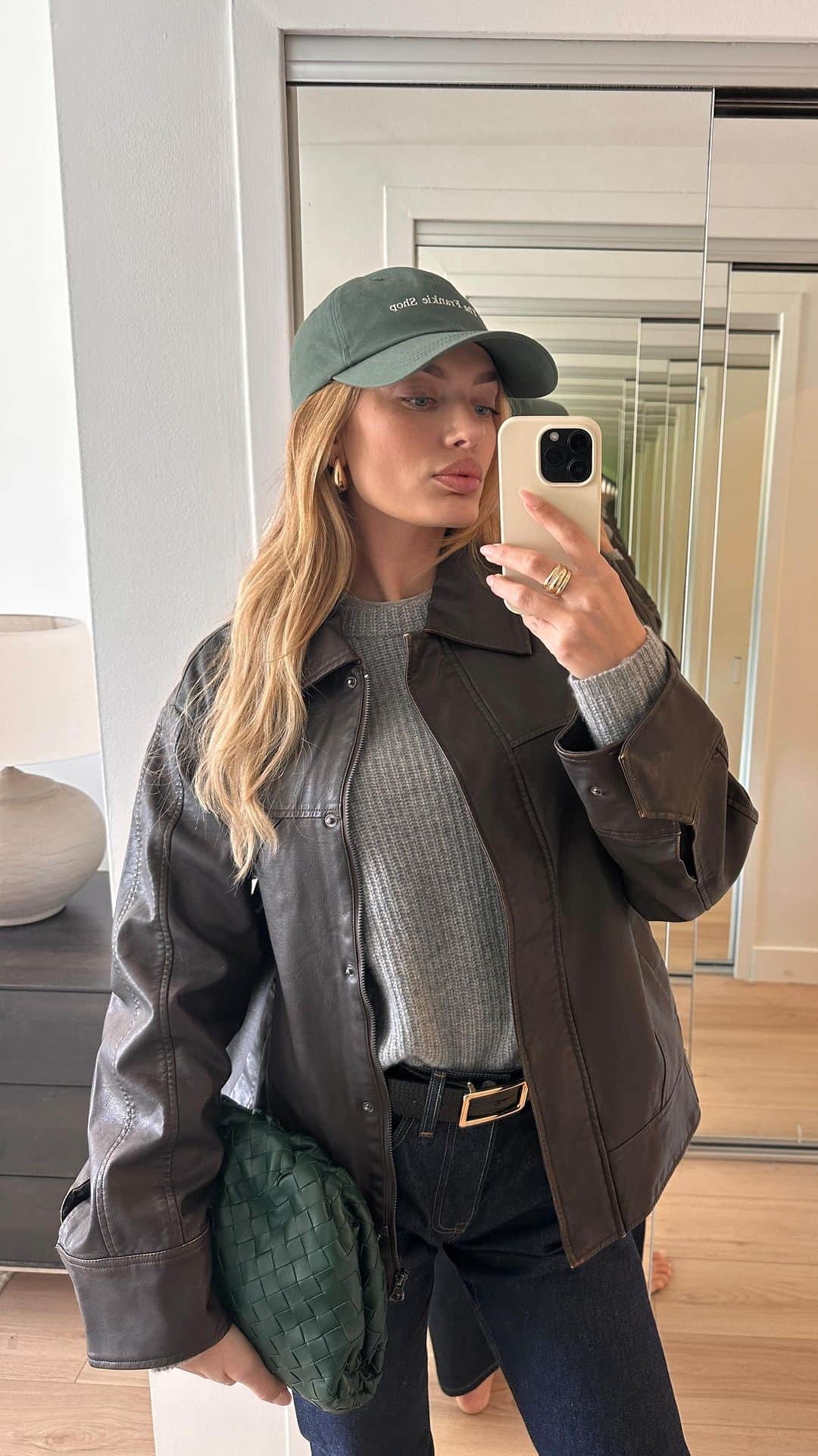 ブレッヒェ・ハイネンのインスタグラム：「How I’m styling my @jennikayne sweaters this fall 🤎 🍁   Linked everything on my stories and on my LTK  USE CODE: BREGJE15 for 15% off  #jennikayne #fall #grwm」
