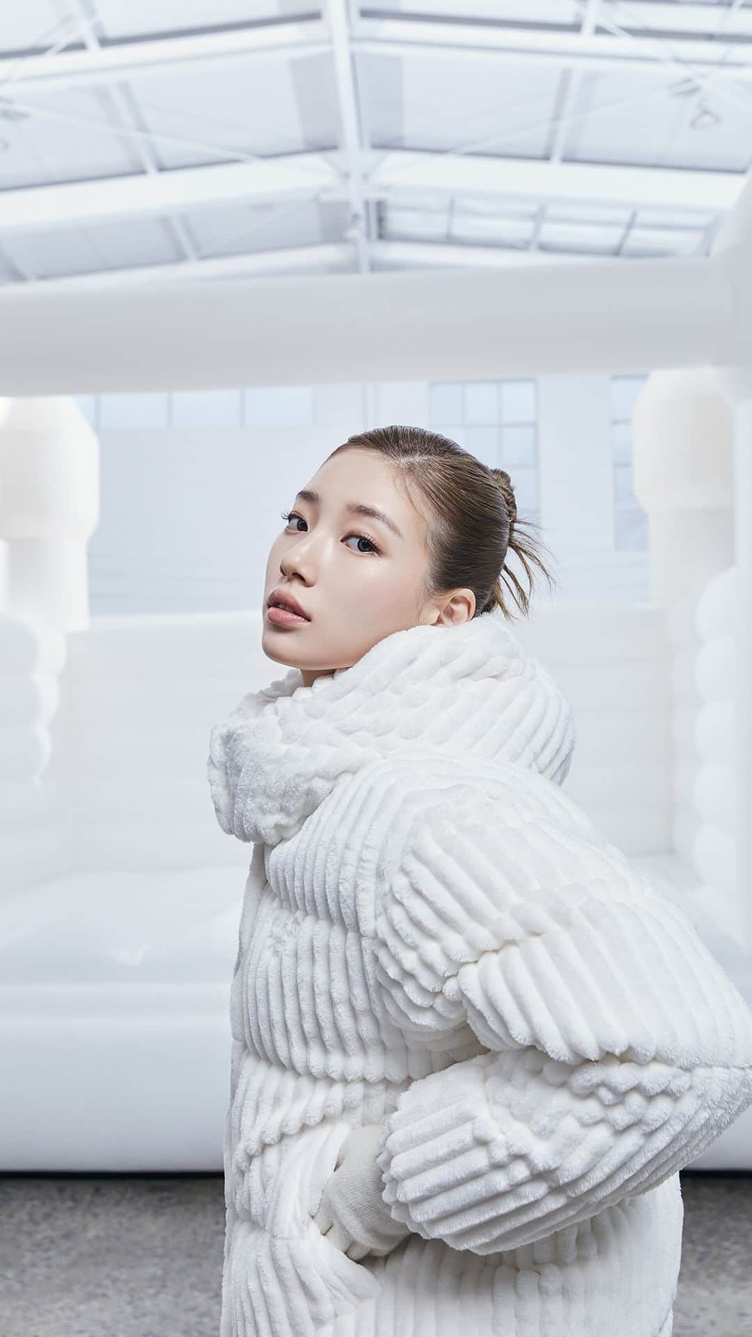ゲスのインスタグラム：「Mellow monochromatic looks with @skuukzky for the Feather Light Outerwear Collection. Now available on guesskorea.com. #GUESSKorea」